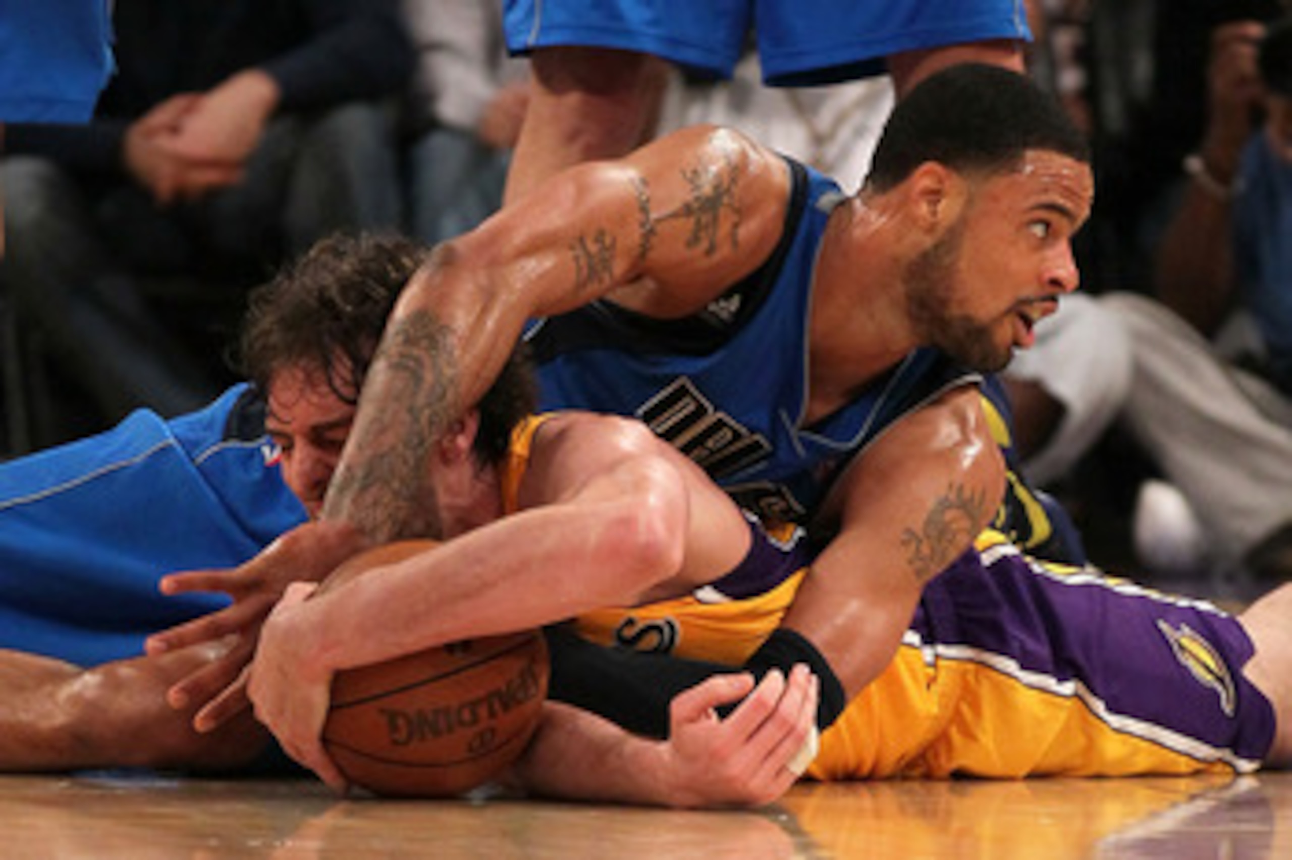 LOS ANGELES, CA - MAY 04:  Pau Gasol #16 of the Los Angeles Lakers and  Tyson Chandler #6 of the Dallas Mavericks battle for a loose ball in the third quarter in Game Two of the Western Conference Semifinals in the 2011 NBA Playoffs at Staples Center on M