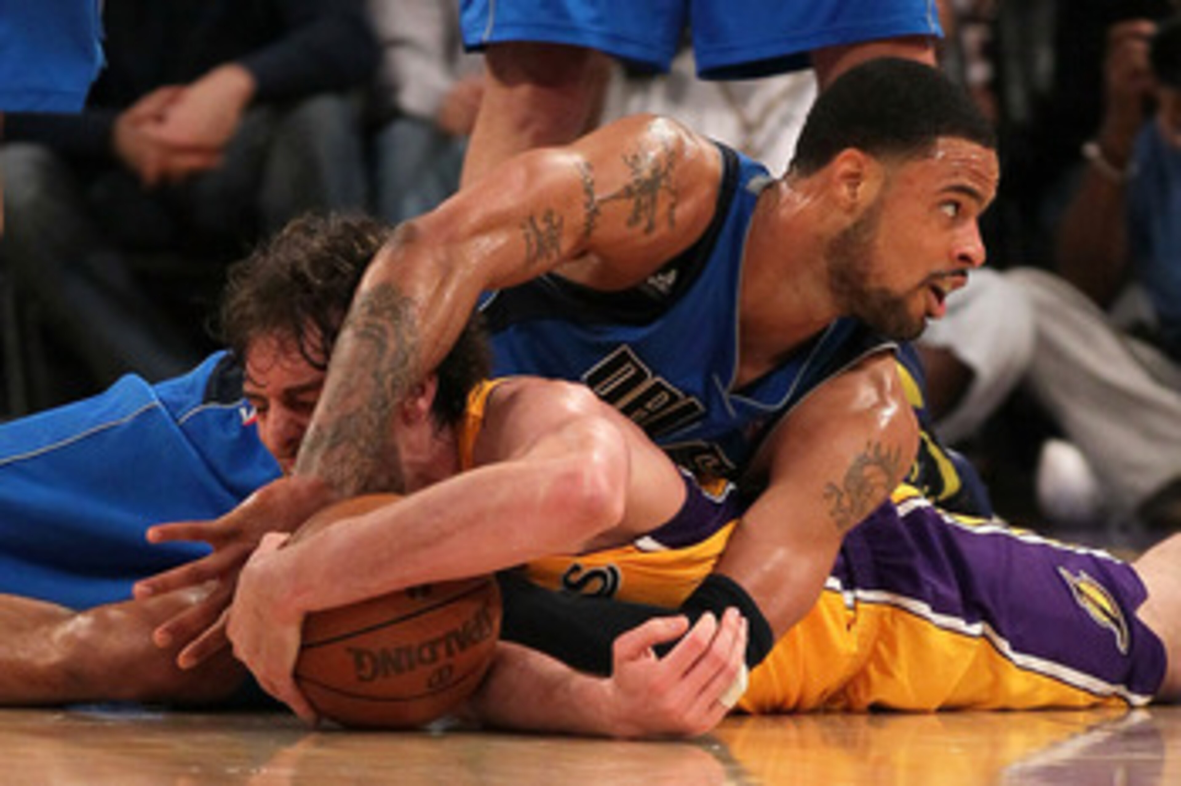 LOS ANGELES, CA - MAY 04: Pau Gasol #16 of the Los Angeles Lakers and Tyson Chandler #6 of the Dallas Mavericks battle for a loose ball in the third quarter in Game Two of the Western Conference Semifinals in the 2011 NBA Playoffs at Staples Center on M LOS ANGELES, CA - MAY 04: Pau Gasol #16 of the Los Angeles Lakers and Tyson Chandler #6 of the Dallas Mavericks battle for a loose ball in the third quarter in Game Two of the Western Conference Semifinals in the 2011 NBA Playoffs at Staples Center on M