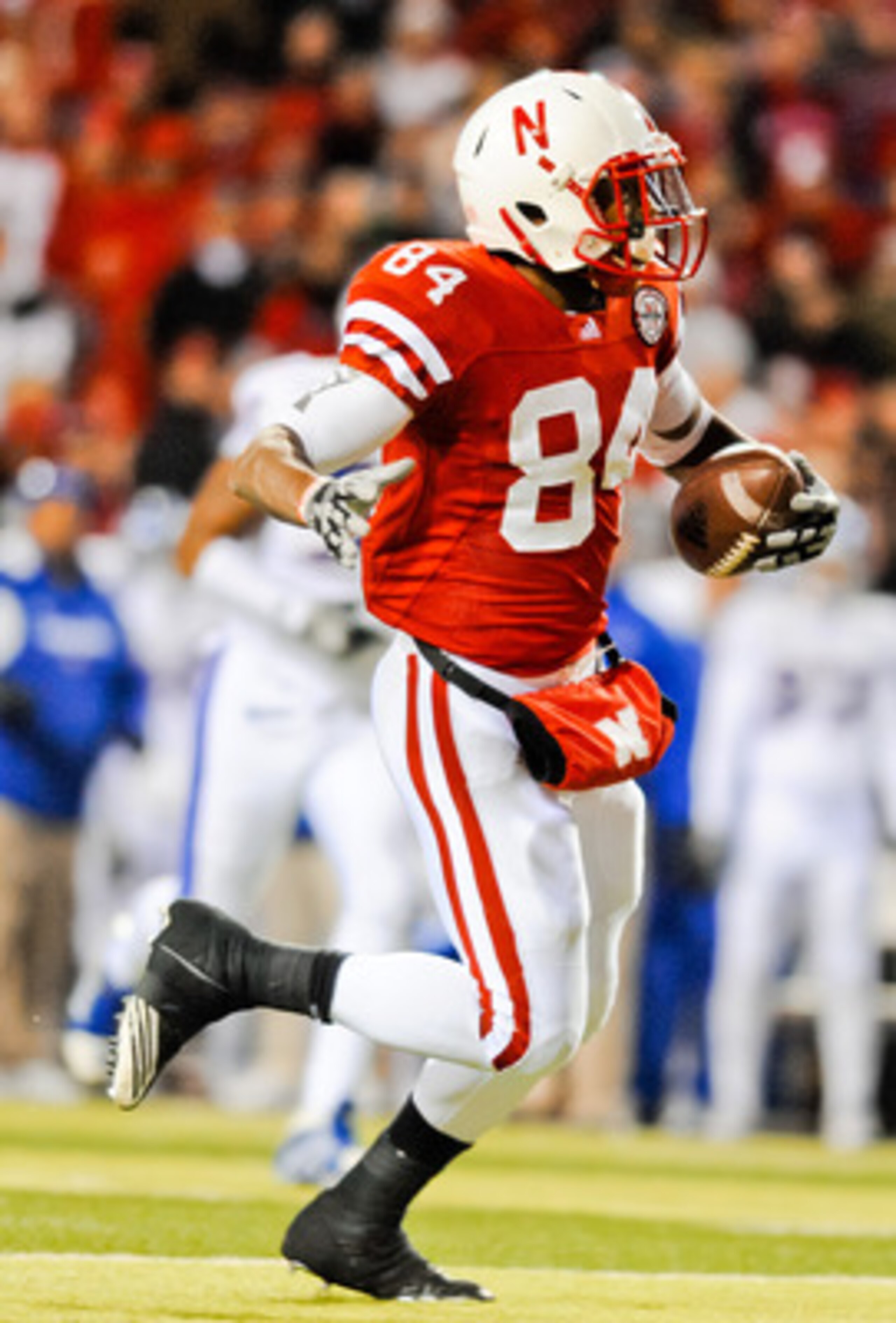 LINCOLN, NE - NOVEMBER 13: Brandon Kinnie #84 of the Nebraska Cornhuskers runs after a catch against the Kansas Jayhawks during their game at Memorial Stadium on November 13, 2010 in Lincoln, Nebraska. Nebraska Defeated Kansas 20-3. (Photo by Eric Francis