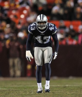 LANDOVER, MD - DECEMBER 27:  Gerald Sensabaugh #43 of the Dallas Cowboys defends against the Washington Redskins at FedExField on December 27, 2009 in Landover, Maryland. The Cowboys defeated the Redskins 17-0. (Photo by Larry French/Getty Images)