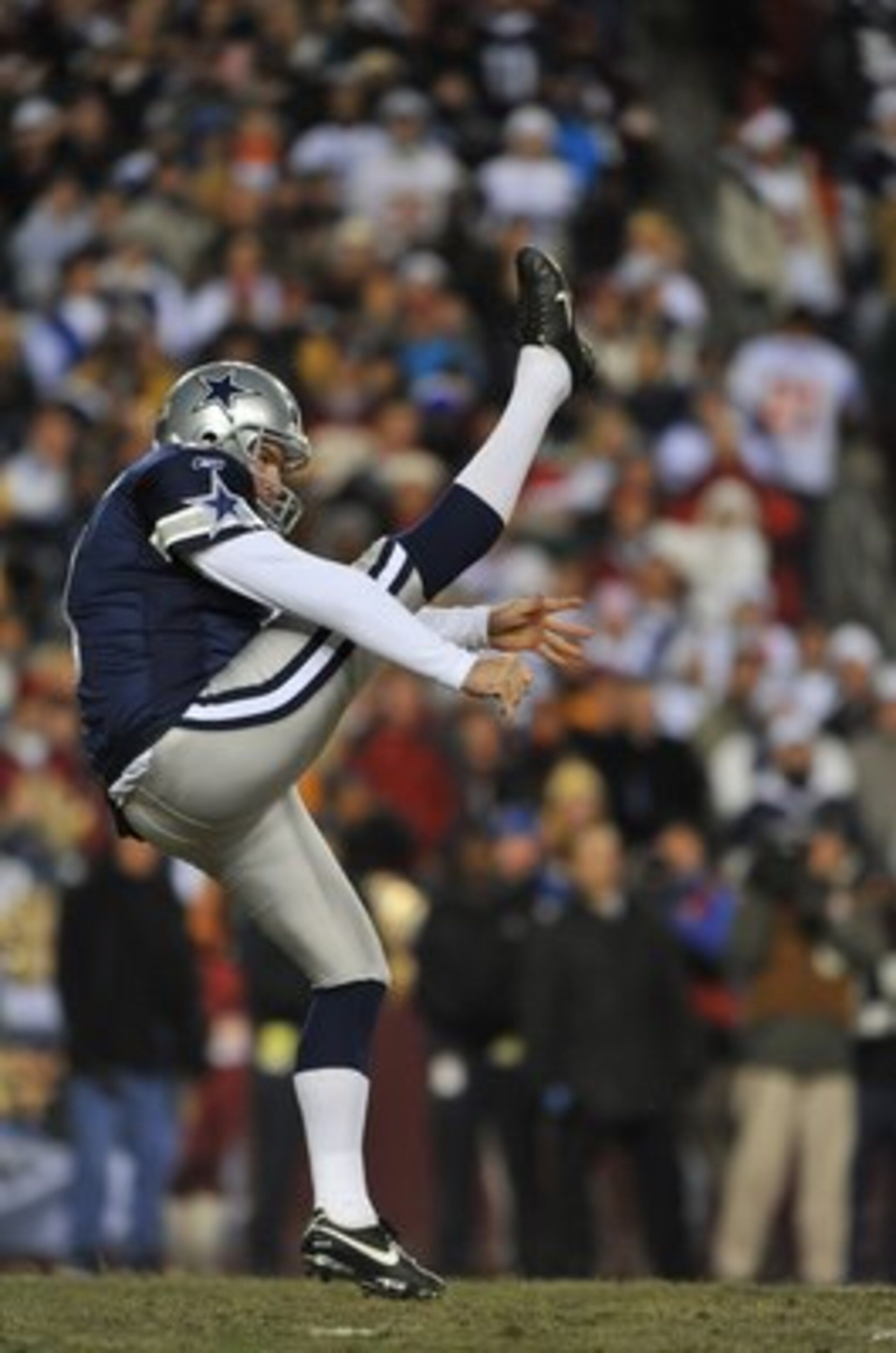 LANDOVER, MD - DECEMBER 27:  Mat McBriar #1 of the Dallas Cowboys punts against the Washington Redskins at FedExField on December 27, 2009 in Landover, Maryland. The Cowboys defeated the Redskins 17-0. (Photo by Larry French/Getty Images)