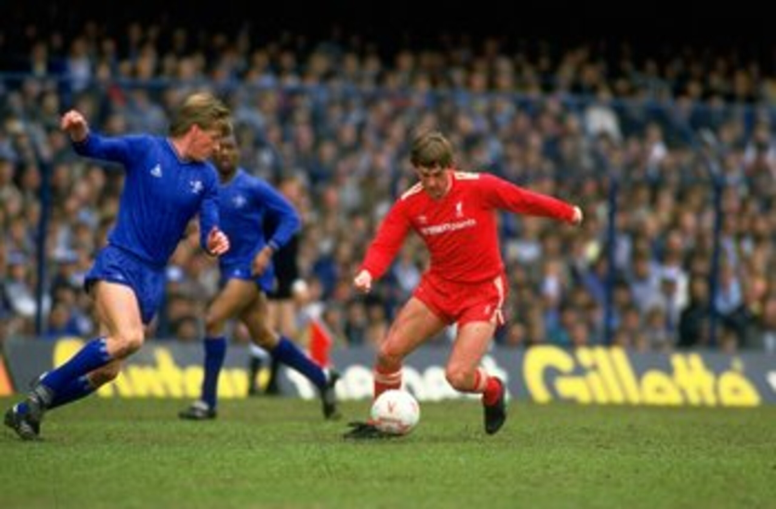 Undated:  Kenny Dalglish (right) of Liverpool takes on Nigel Spackman of Chelsea during a match at Stamford Bridge in London. Liverpool won the match 1-0. \ Mandatory Credit: David  Cannon/Allsport
