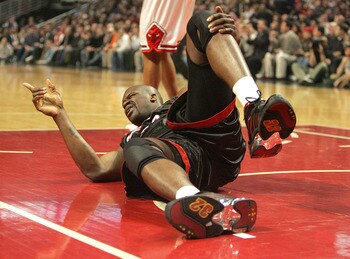 CHICAGO - FEBRUARY 22:  Shaquille O'Neal #32 of the Miami Heat points to the Heat bench after injuring his knee in the first quarter against the Chicago Bulls on February 22, 2005 at the United Center in Chicago, Illinois.  NOTE TO USER: User expressly ac