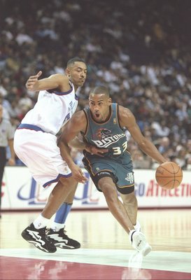 12 Nov 1996:  Forward Grant Hill of the Detroit Pistons drives past forward Juwan Howard of the Washington Bullets during a game at the US Air Arena in Landover, Maryland.  The Pistons won the game 92-79. Mandatory Credit: Doug Pensinger  /Allsport