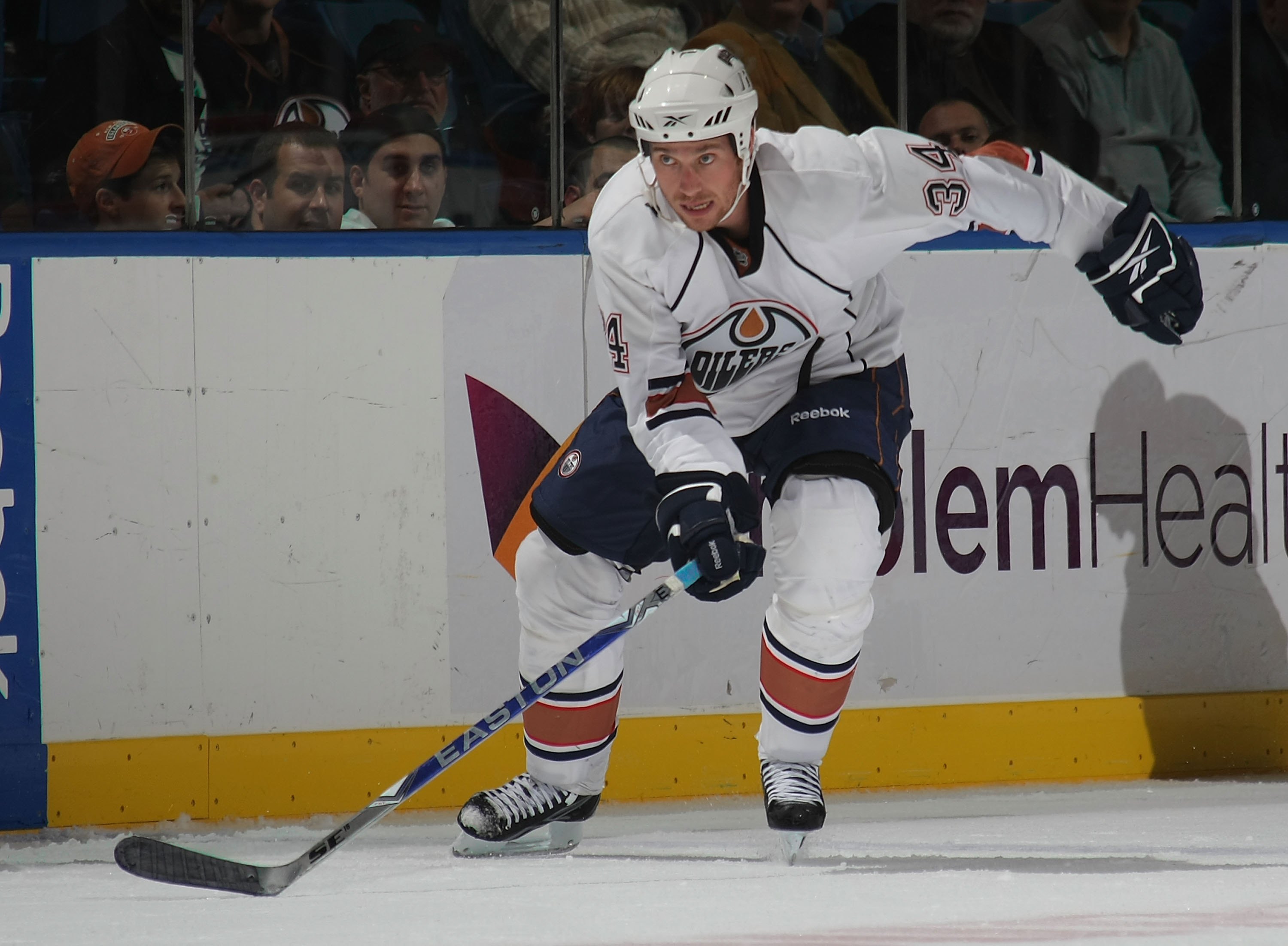 UNIONDALE, NY - NOVEMBER 02: Fernando Pisani #34 of the Edmonton Oilers skates against the New York Islanders at the Nassau Coliseum on November 2, 2009 in Uniondale, New York. (Photo by Bruce Bennett/Getty Images)