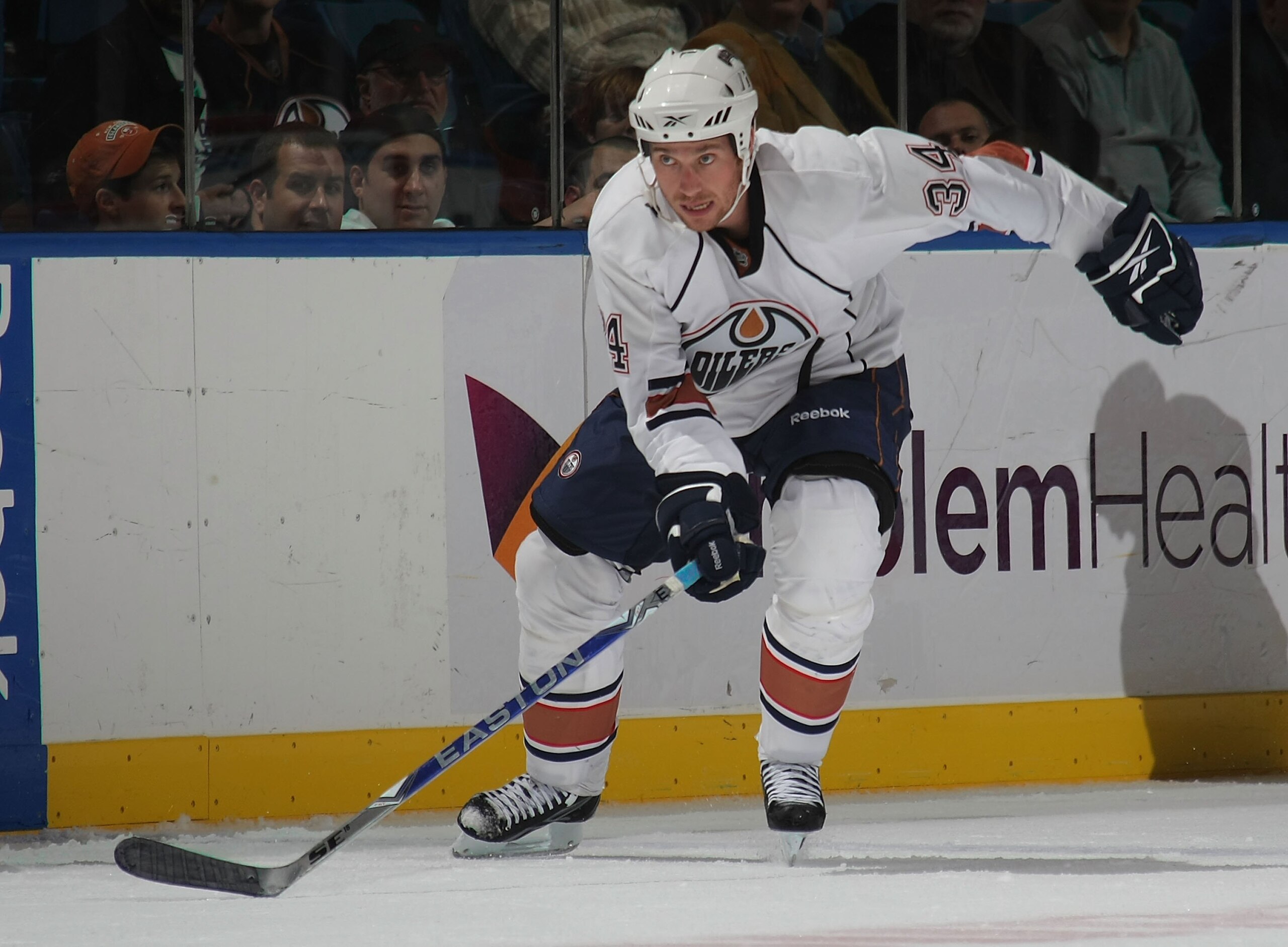 UNIONDALE, NY - NOVEMBER 02: Fernando Pisani #34 of the Edmonton Oilers skates against the New York Islanders at the Nassau Coliseum on November 2, 2009 in Uniondale, New York. (Photo by Bruce Bennett/Getty Images)