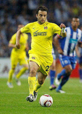 PORTO, PORTUGAL - APRIL 28: Giuseppe Rossi of Villarreal in action during the UEFA Europa League semi final first leg match between FC Porto and Villarreal at Estadio do Dragao on April 28, 2011 in Porto, Portugal. (Photo by Angel Martinez/Getty Images)