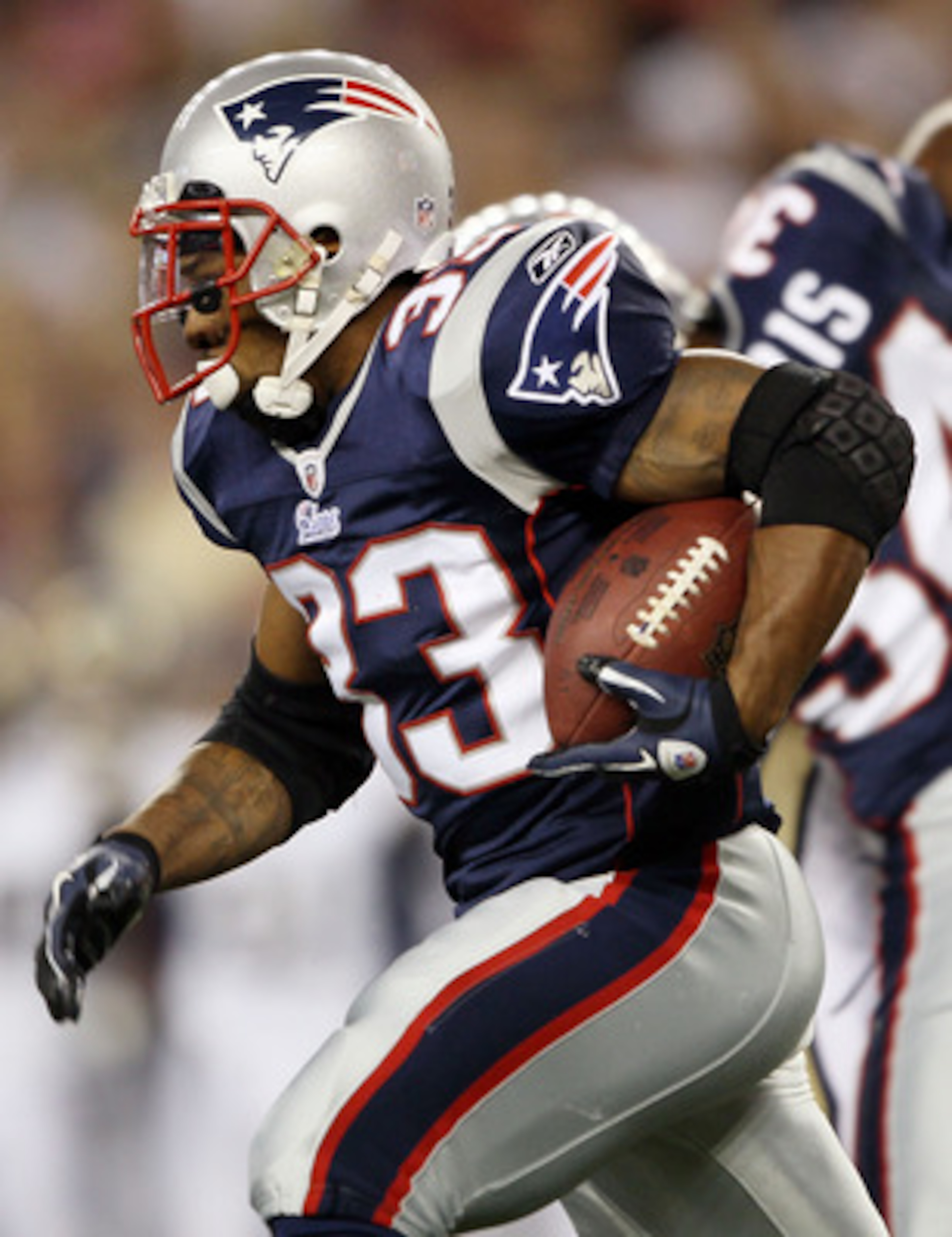 FOXBORO, MA - AUGUST 26:  Kevin Faulk #33 of the New England Patriots carries the ball in the first half against the St. Louis Rams on August 26, 2010 at Gillette Stadium in Foxboro, Massachusetts.  (Photo by Elsa/Getty Images)