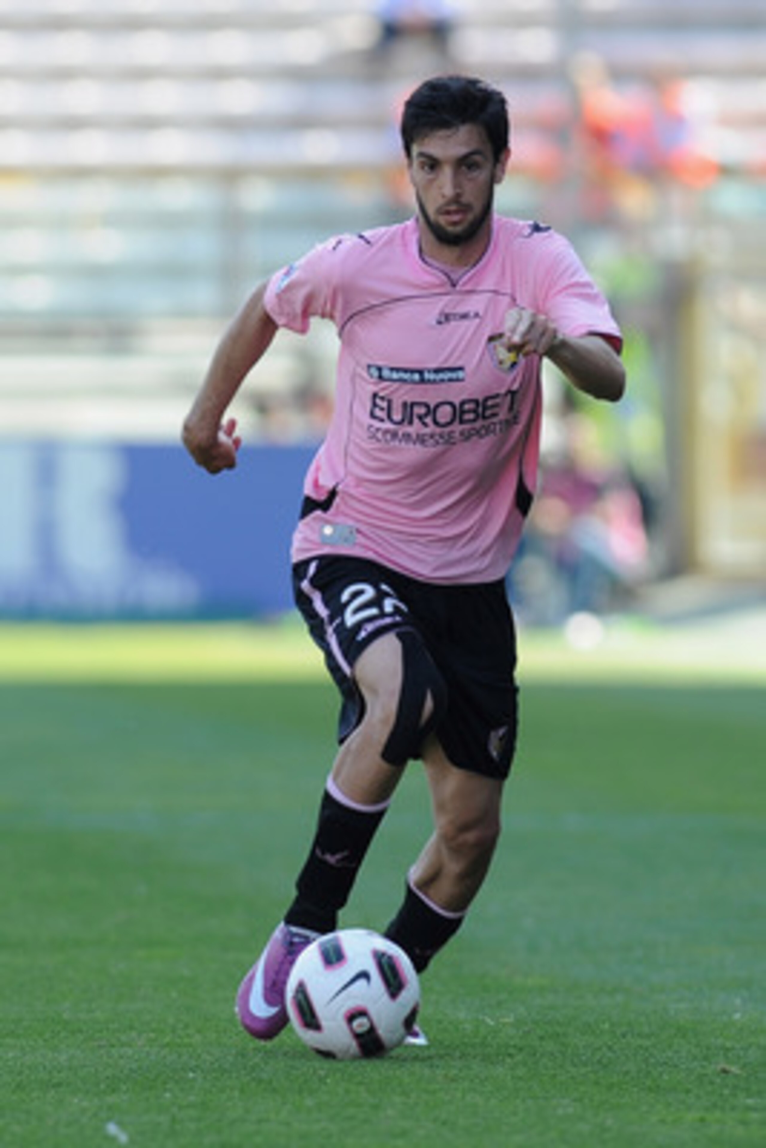 PARMA, ITALY - MAY 01:  Javier Matias Pastore of US Citta di Palermo is in action during the Serie A match between Parma FC and US Citta di Palermo at Stadio Ennio Tardini on May 1, 2011 in Parma, Italy.  (Photo by Valerio Pennicino/Getty Images)