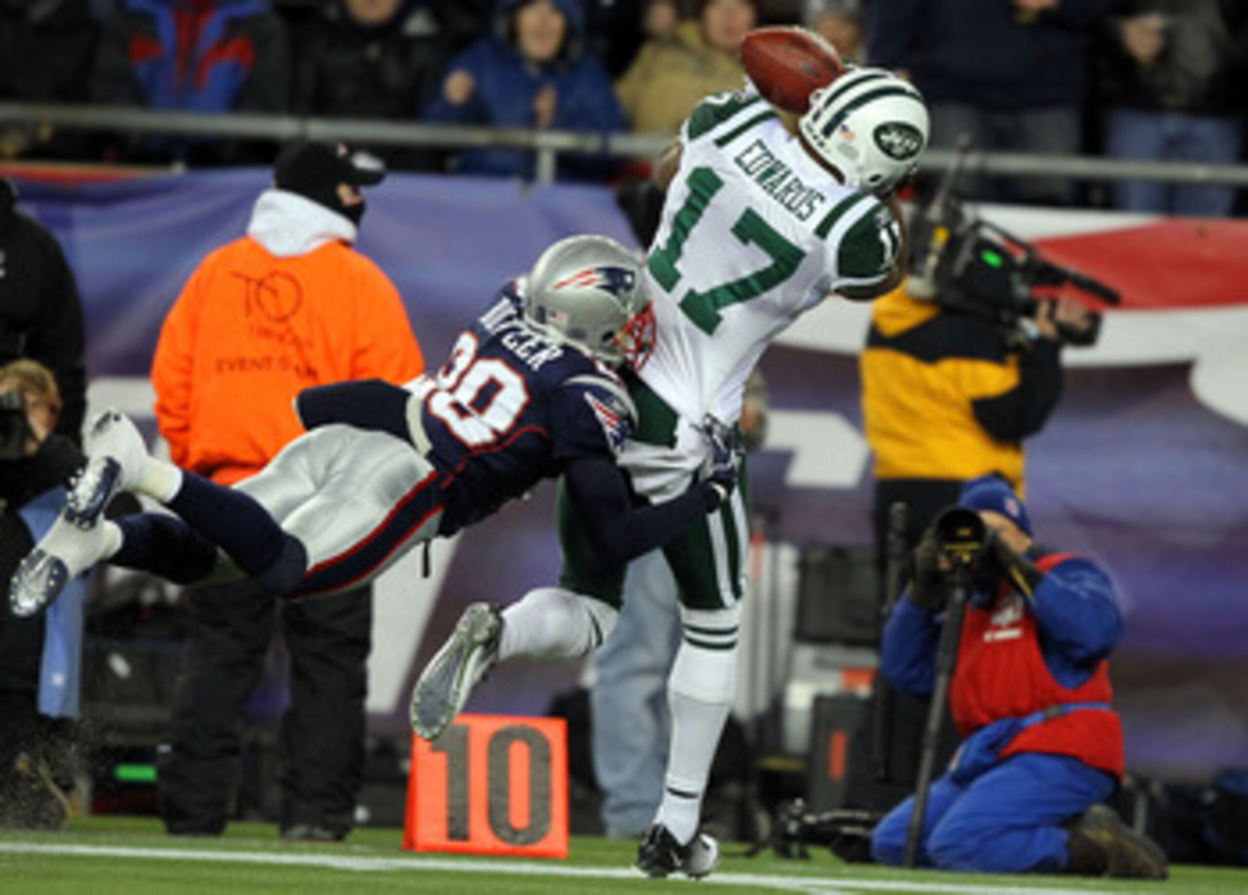 FOXBORO, MA - JANUARY 16:  Braylon Edwards #17 of the New York Jets falls out of bounds as he catches a pass over Darius Butler #28 of the New England Patriots during their 2011 AFC divisional playoff game at Gillette Stadium on January 16, 2011 in Foxbor