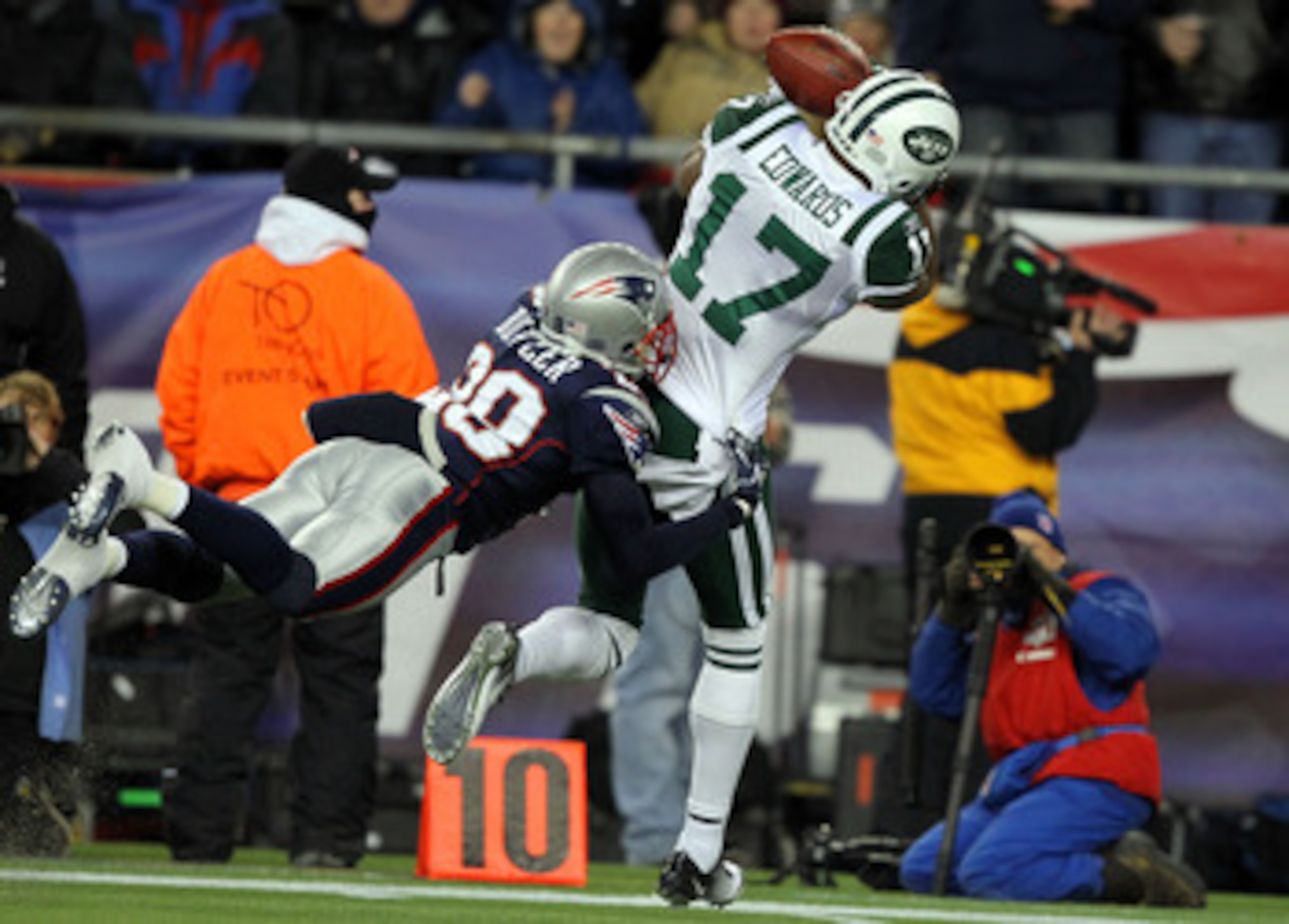 FOXBORO, MA - JANUARY 16:  Braylon Edwards #17 of the New York Jets falls out of bounds as he catches a pass over Darius Butler #28 of the New England Patriots during their 2011 AFC divisional playoff game at Gillette Stadium on January 16, 2011 in Foxbor