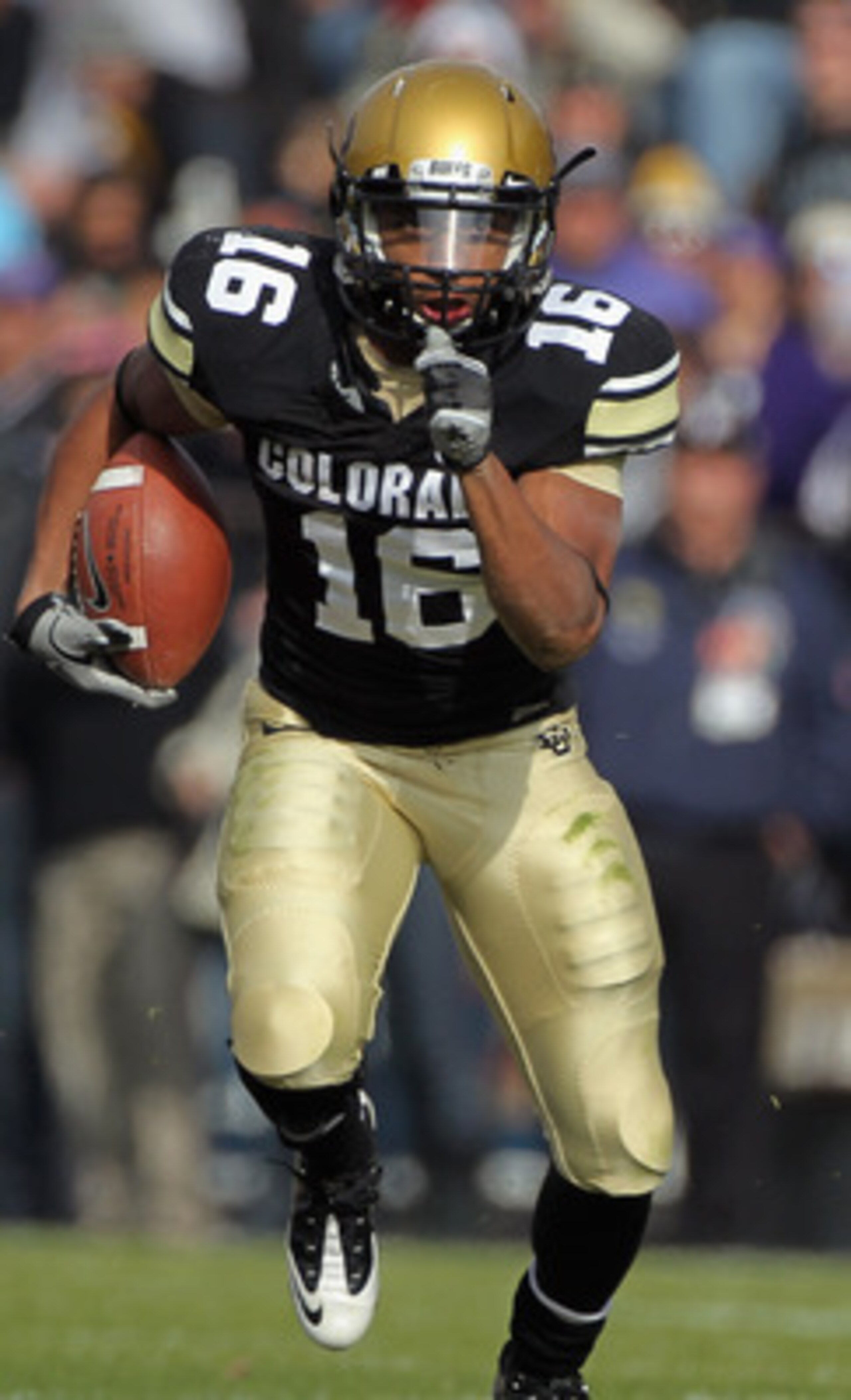 BOULDER, CO - NOVEMBER 20:  Wide receiver Will Jefferson #16 of the Colorado Buffaloes makes a reception and eludes the Kansas State Wildcats defense at Folsom Field on November 20, 2010 in Boulder, Colorado.  (Photo by Doug Pensinger/Getty Images)