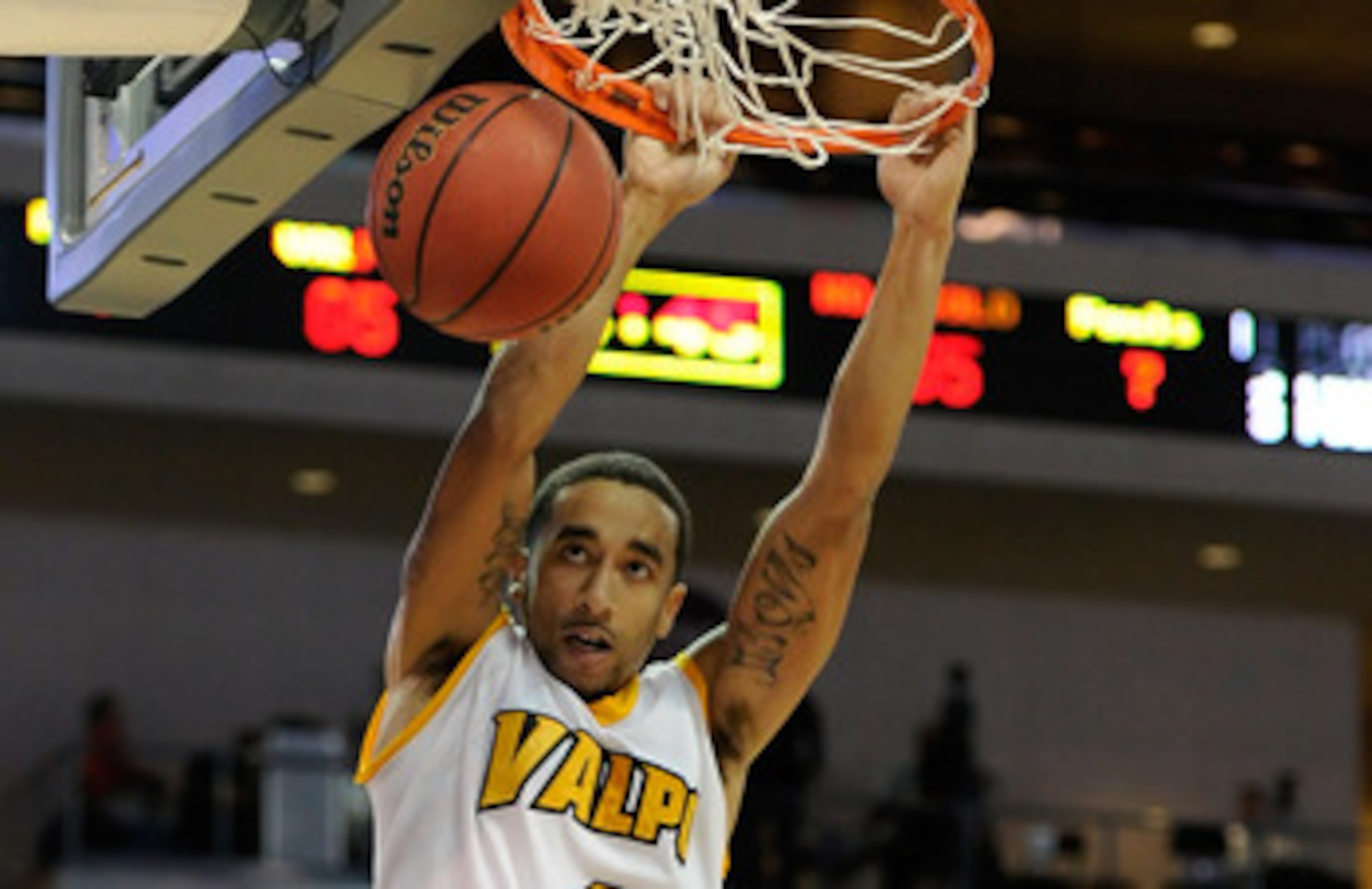 LAS VEGAS - NOVEMBER 26:  Brandon Wood #32 of the Valparaiso Crusaders dunks during a game against the Northern Colorado Bears during the third round of the Las Vegas Invitational at The Orleans Arena November 26, 2010 in Las Vegas, Nevada. Valparaiso won