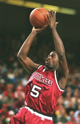 10 DEC 1994:  LOU ROE OF UMASS SHOOTS A FADE-AWAY JUMPER DURING A 85-74 WIN OVER MARYLAND AT COLLEGE PARK, MARYLAND. Mandatory Credit: Doug Pensinger/ALLSPORT