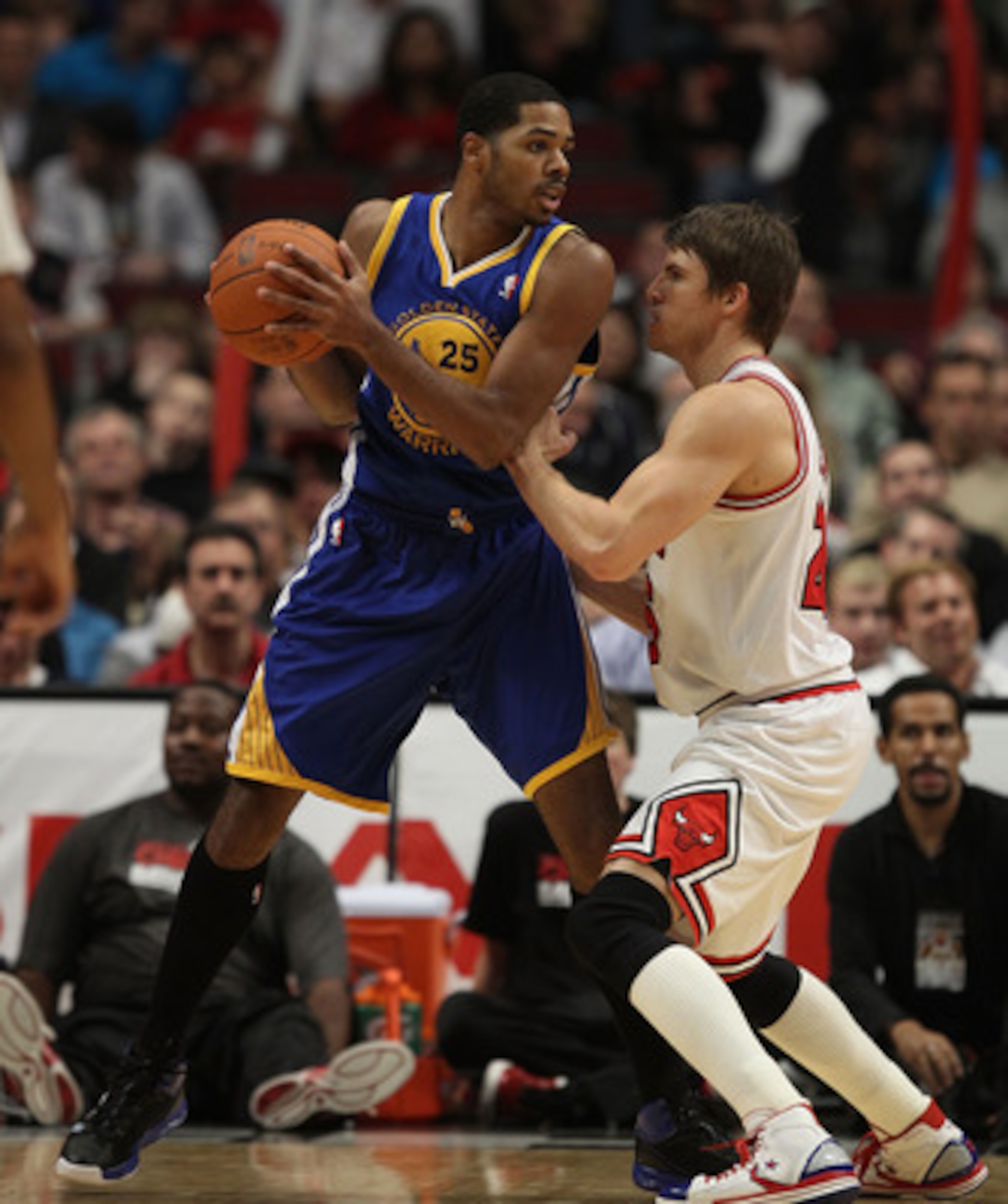CHICAGO, IL - NOVEMBER 11: Rodney Carney #25 of the Golden State Warriors moves against Kyle Korver #26 of the Chicago Bulls at the United Center on November 11, 2010 in Chicago, Illinois. The Bulls defeated the Warriors 120-90. NOTE TO USER: User express