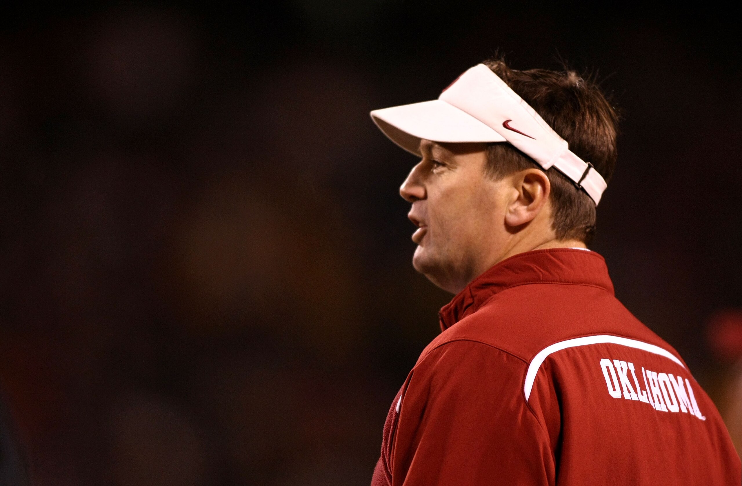 KANSAS CITY, MO - DECEMBER 06:  Head Coach Bob Stoops of the Oklahoma Sooners watches the game against the Missouri Tigers at Arrowhead Stadium on December 6, 2008 in Kansas City, Missouri.  (Photo by Jonathan Ferrey/Getty Images)
