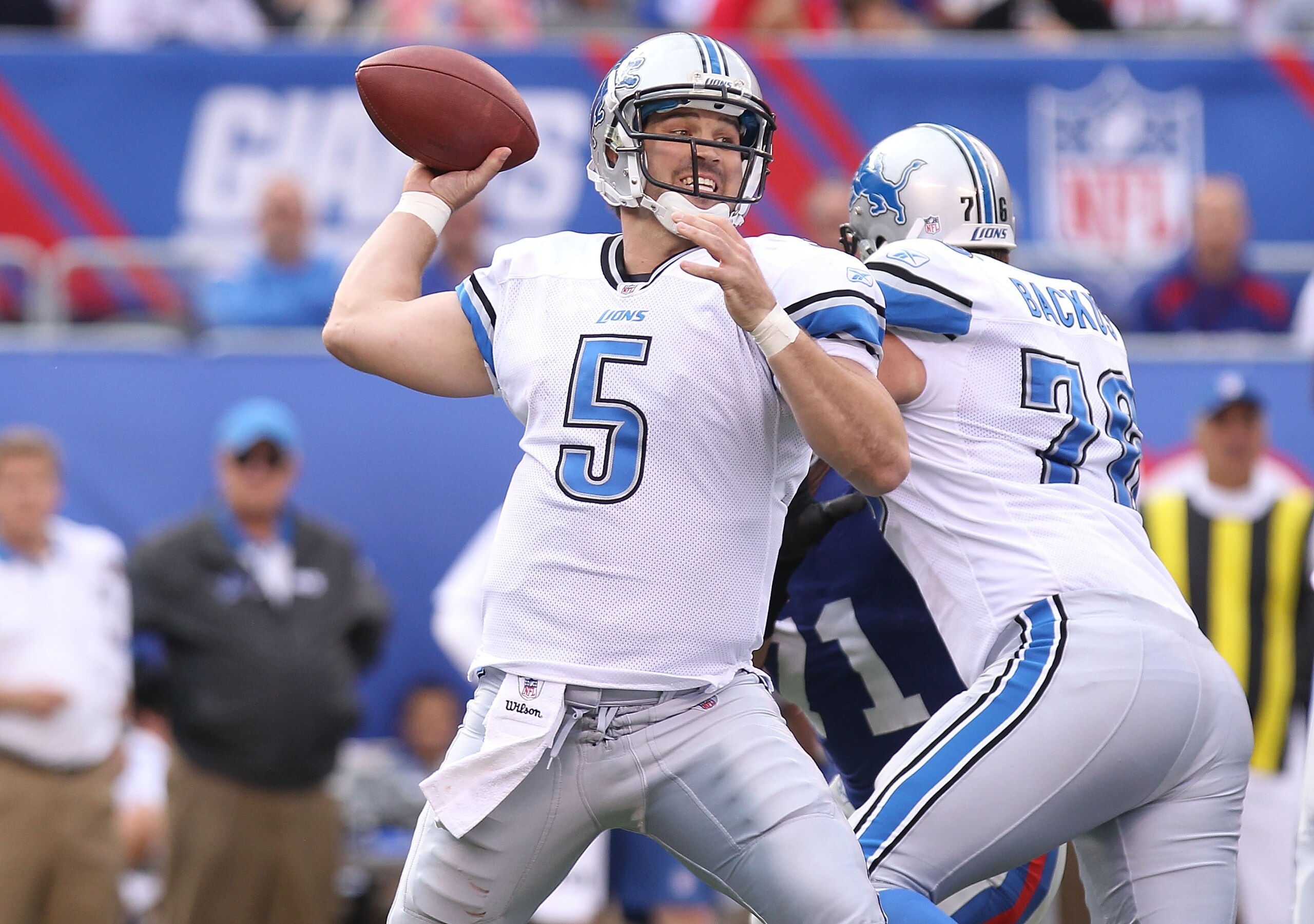 EAST RUTHERFORD, NJ - OCTOBER 17:  Drew Stanton #5 of the Detroit Lions passes the ball against the New York Giants at New Meadowlands Stadium on October 17, 2010 in East Rutherford, New Jersey.  (Photo by Nick Laham/Getty Images)