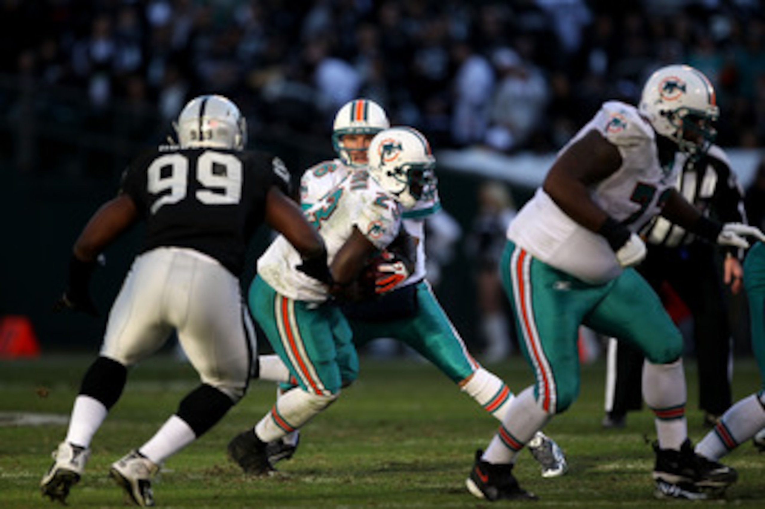OAKLAND, CA - NOVEMBER 28:  Chad Henne #7 of the Miami Dolphins hands off to Ronnie Brown during their game against the Oakland Raiders at Oakland-Alameda County Coliseum on November 28, 2010 in Oakland, California.  (Photo by Ezra Shaw/Getty Images)