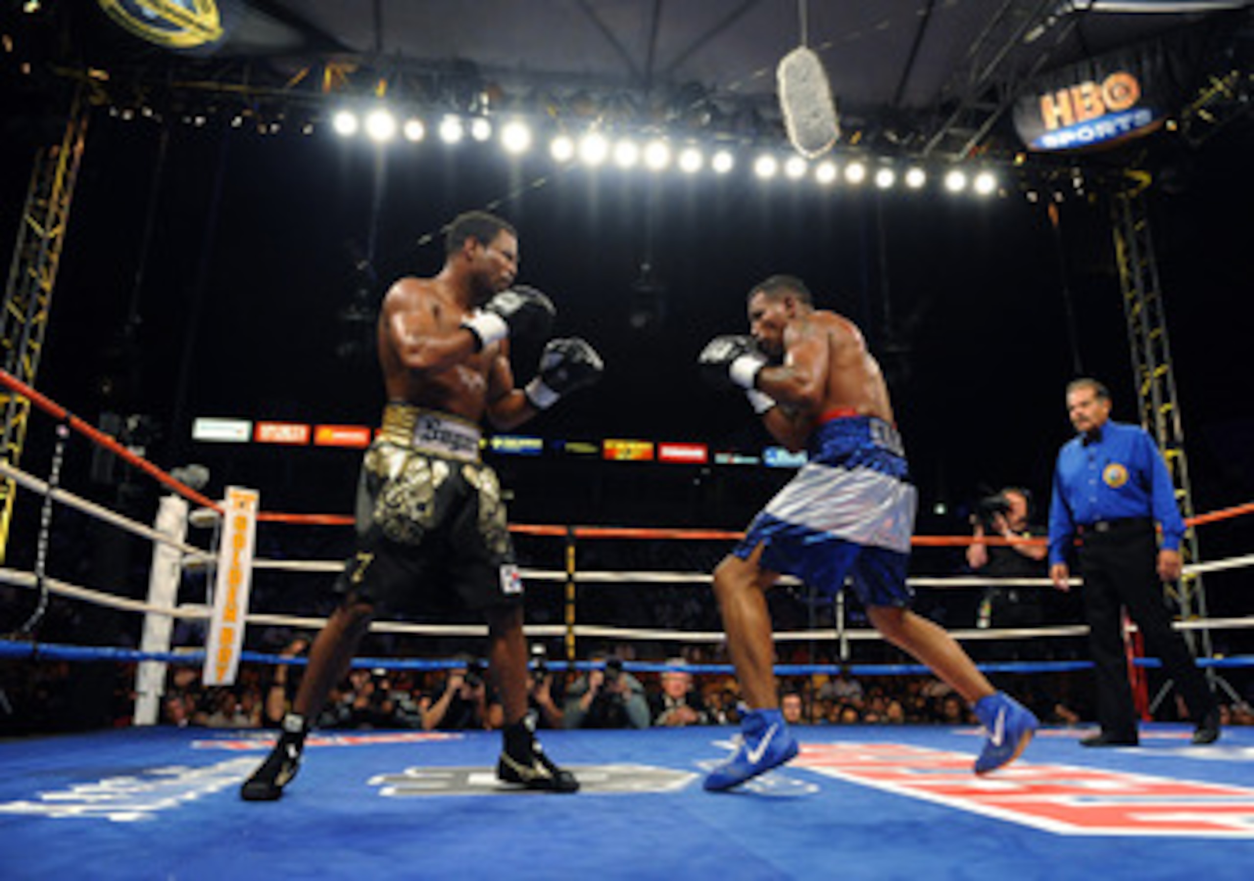 CARSON, CA - SEPTEMBER 27:  Shane Mosley f(L) ights Ricardo Mayorga of Nicaragua in the seventh round during their junior middleweight bout at the Home Depot Center on September 27, 2008 in Carson, California.  (Photo by Harry How/Getty Images)