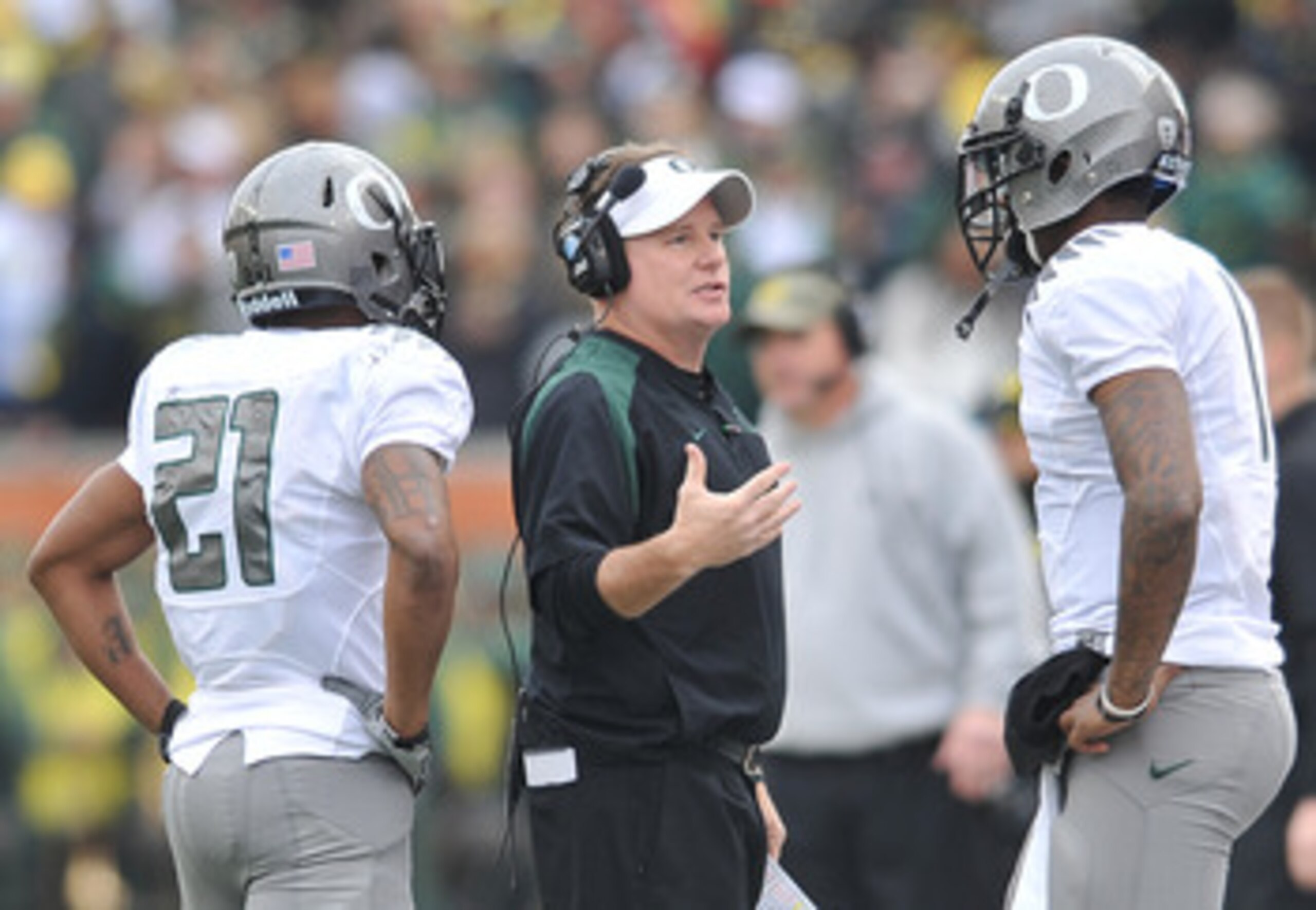CORVALLIS, OR - DECEMBER 4: Head coach Chip Kelly speaks with quarterback Darron Thomas #1 and running back LaMichael James #21 of the Oregon Ducksin the second quarter of the game against the the Oregon State Beavers at Reser Stadium on December 4, 2010