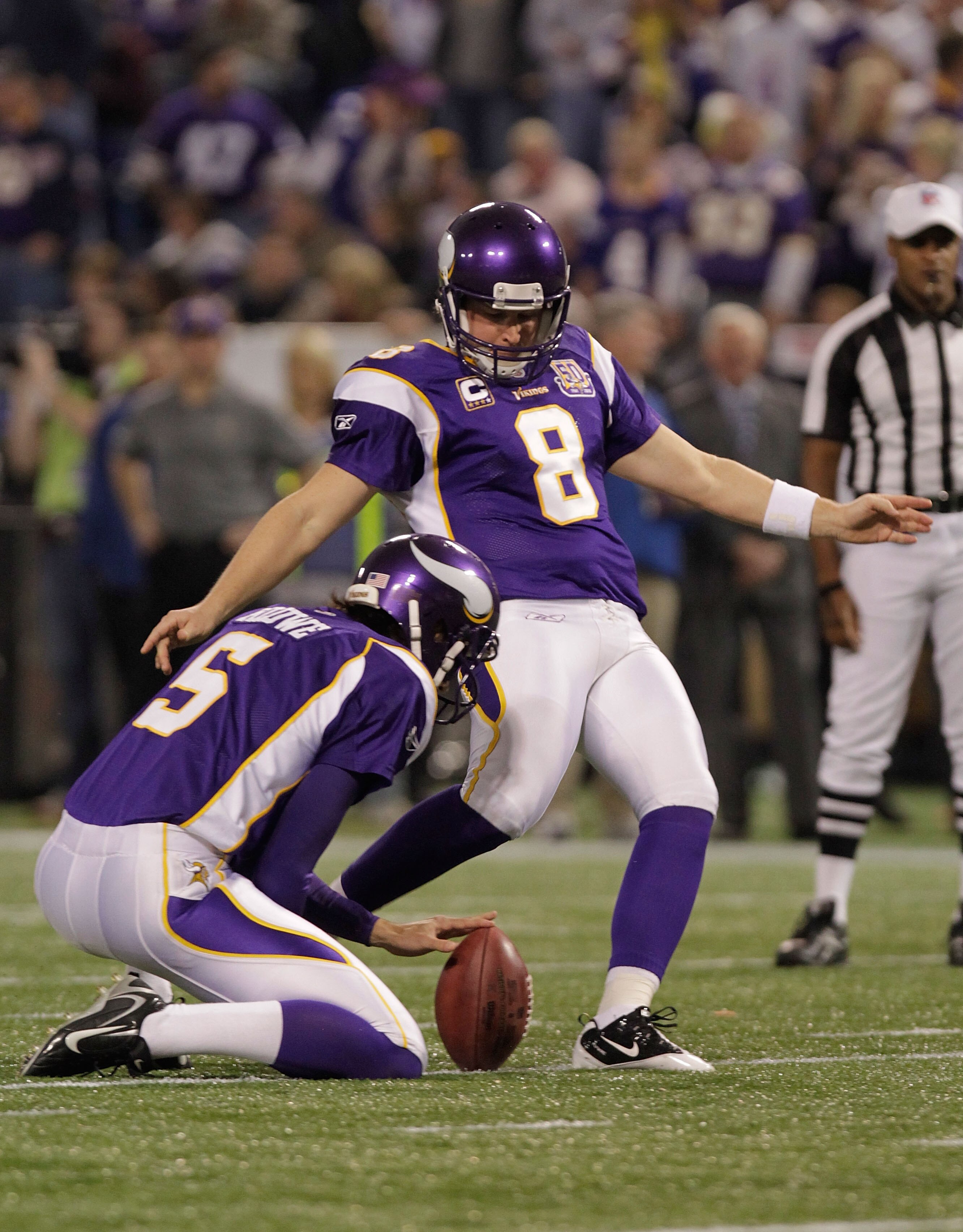 MINNEAPOLIS, MN - DECEMBER 05:  Ryan Longwell #8 of the Minnesota Vikings kicks against the Buffalo Bills at the Mall of America Field at the Hubert H. Humphrey Metrodome on December 5, 2010 in Minneapolis, Minnesota.  (Photo by Nick Laham/Getty Images)