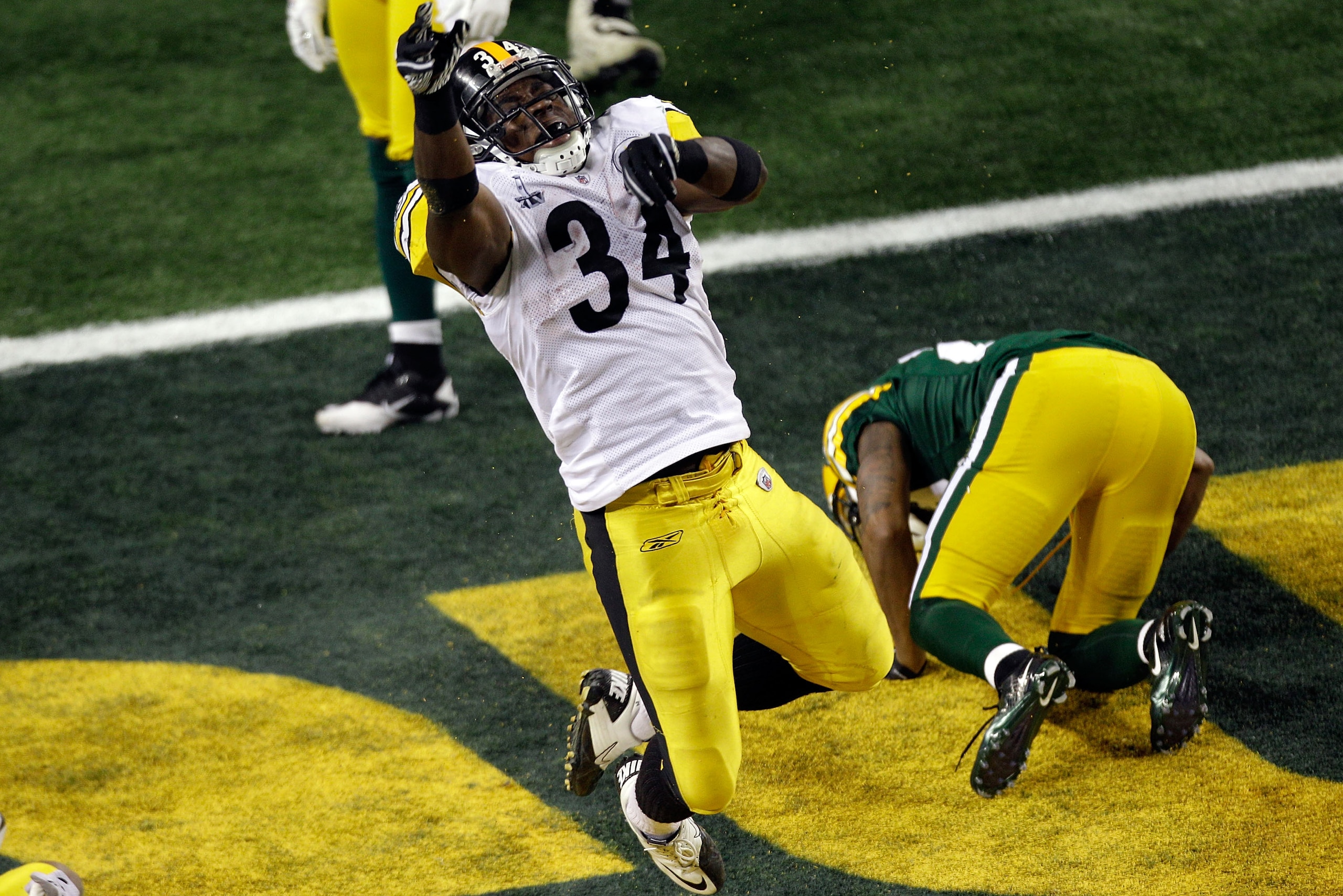 ARLINGTON, TX - FEBRUARY 06:  Rashard Mendenhall #34 of the Pittsburgh Steelers celebrates after running for an eight yard touchdown against the Green Bay Packers in the third quarter during Super Bowl XLV at Cowboys Stadium on February 6, 2011 in Arlingt