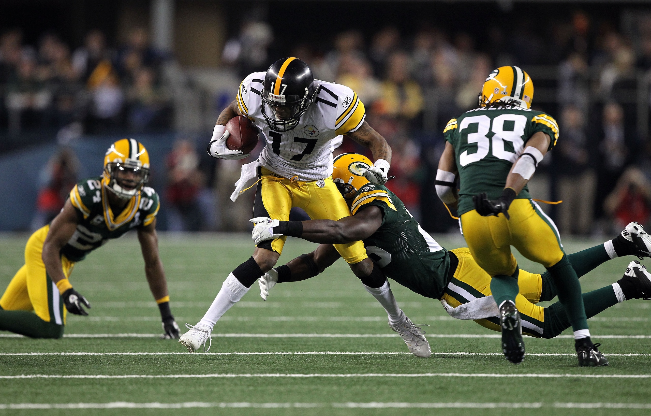 ARLINGTON, TX - FEBRUARY 06:  Mike Wallace #17 of the Pittsburgh Steelers runs with the ball against the Green Bay Packers during Super Bowl XLV at Cowboys Stadium on February 6, 2011 in Arlington, Texas. Packers won 31-25.  (Photo by Al Bello/Getty Image