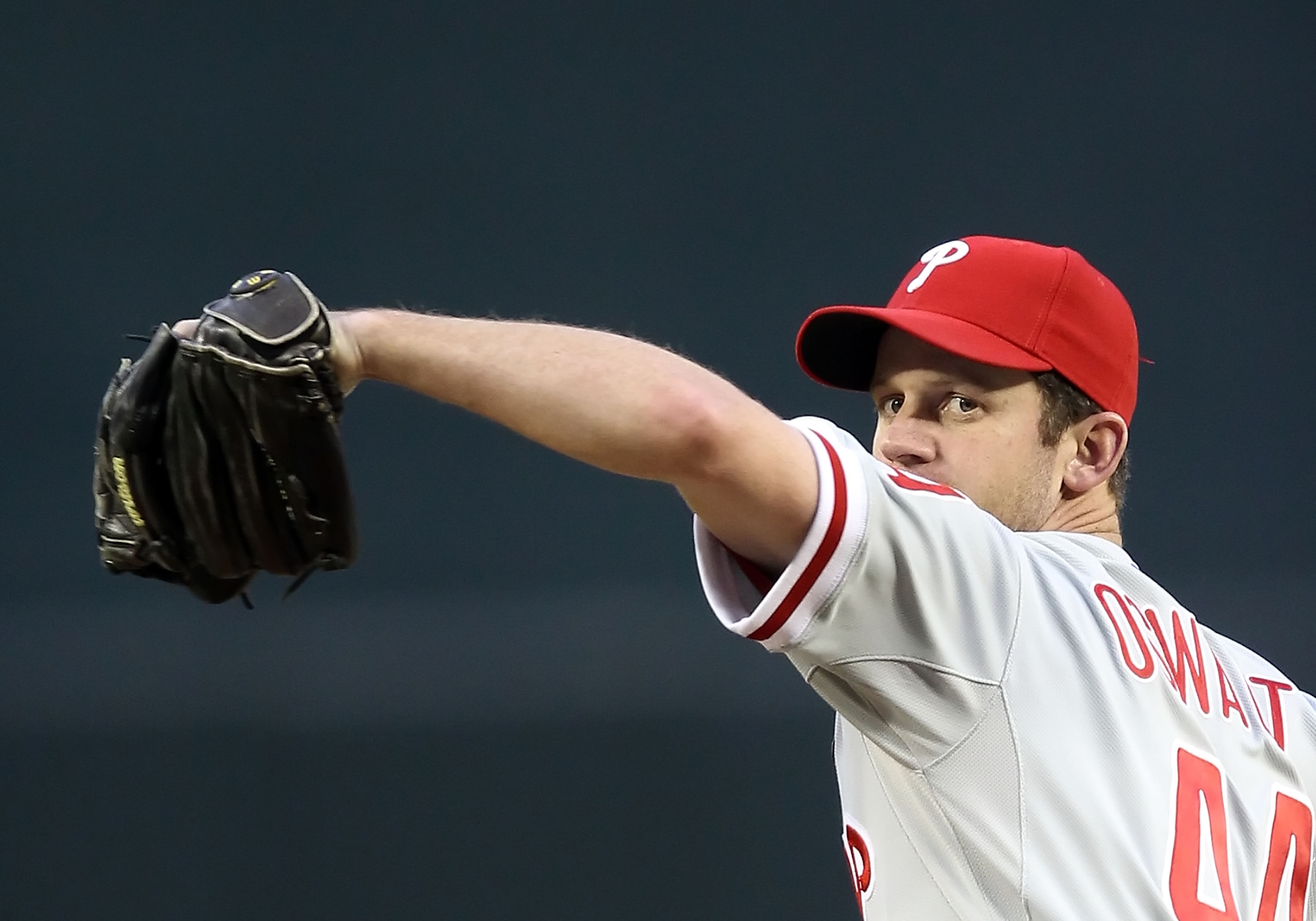 PHOENIX, AZ - APRIL 26:  Starting pitcher Roy Oswalt #44 of the Philadelphia Phillies pitches against the Arizona Diamondbacks during the Major League Baseball game at Chase Field on April 26, 2011 in Phoenix, Arizona. The Diamondbacks defeated the Philli