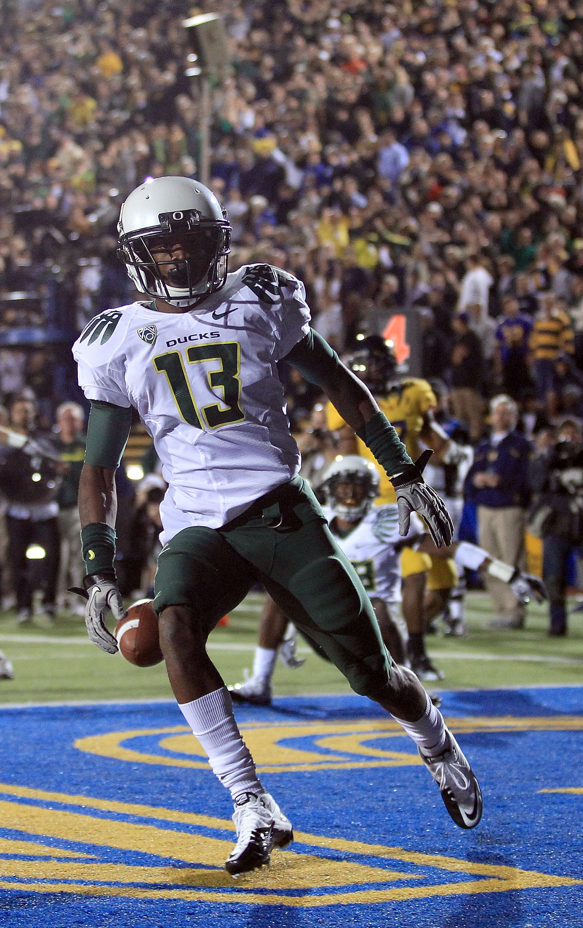 BERKELEY, CA - NOVEMBER 13:  Cliff Harris #13 of the Oregon Ducks returns a punt for a touchdown against the California Golden Bears  at California Memorial Stadium on November 13, 2010 in Berkeley, California.  (Photo by Ezra Shaw/Getty Images)