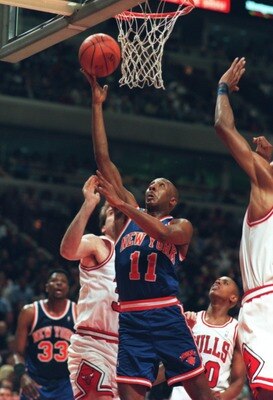 16 APR 1995:  DEREK HARPER OF THE NEW YORK KNICKS GOES IN FOR A LAYUP DURING THEIR 111-90 LOSS TO THE CHICAGO BULLS AT THE UNITED CENTER IN CHICAGO, ILLINOIS. Mandatory Credit: Jonathan Daniel/ALLSPORT
