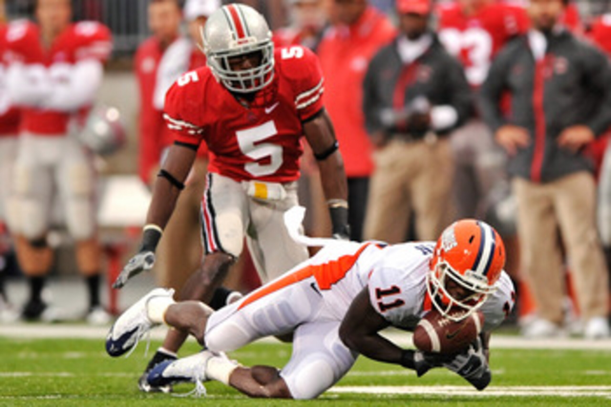 COLUMBUS, OH - SEPTEMBER 26: Wide receiver Jarred Fayson #11 of the Illinois Fighting Illini catches a pass in front of Chimdi Chekwa #5 of the Ohio State Buckeyes at Ohio Stadium on September 26, 2009 in Columbus, Ohio.  Ohio State defeated Illinois 30-0