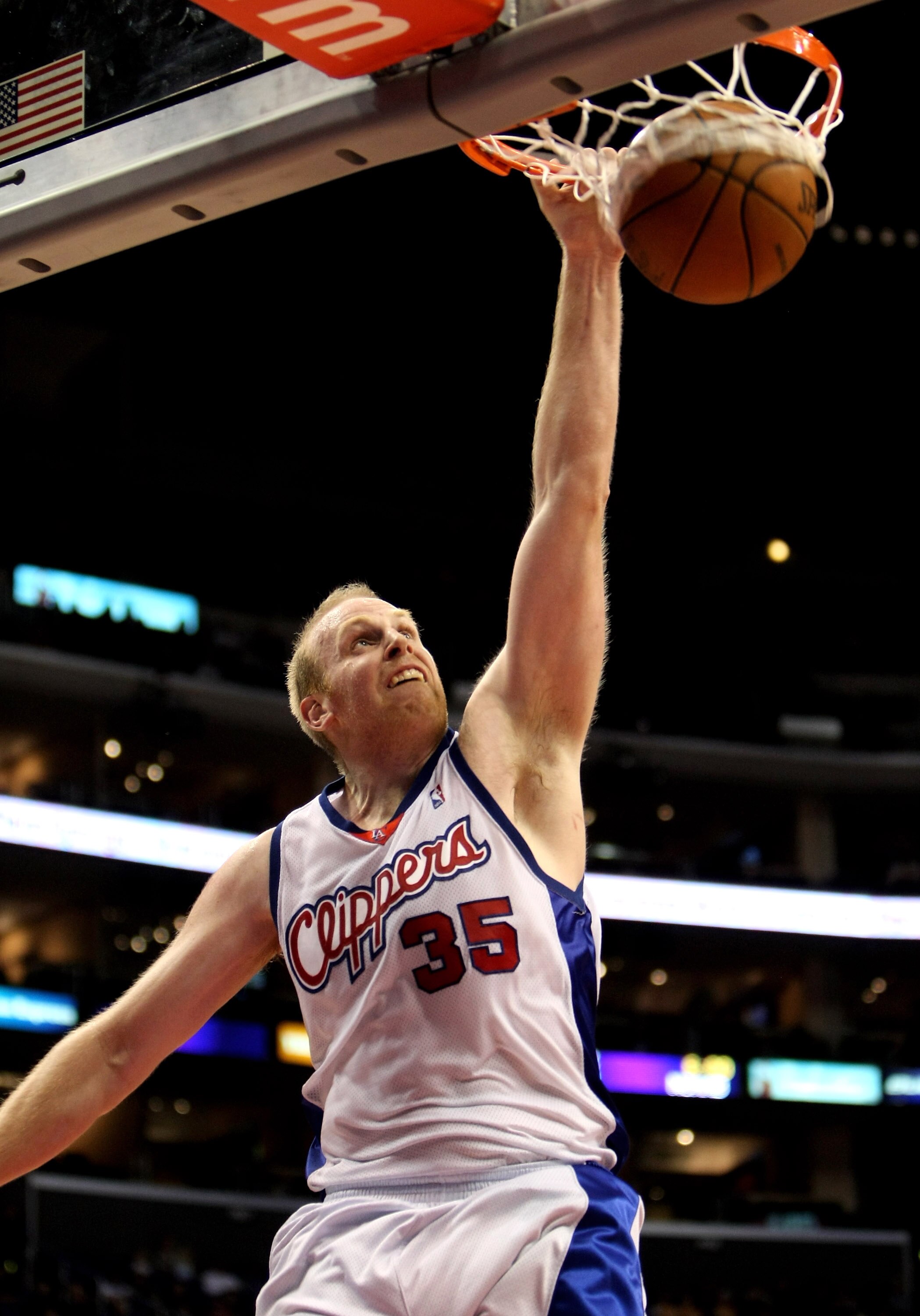 LOS ANGELES, CA - JANUARY 18:  Chris Kaman #35 of the Los Angeles Clippers dunks against the the New Jersey Nets on January 18, 2010 at Staples Center in Los Angeles, California. The Clippers won 106-95.  NOTE TO USER: User expressly acknowledges and agre
