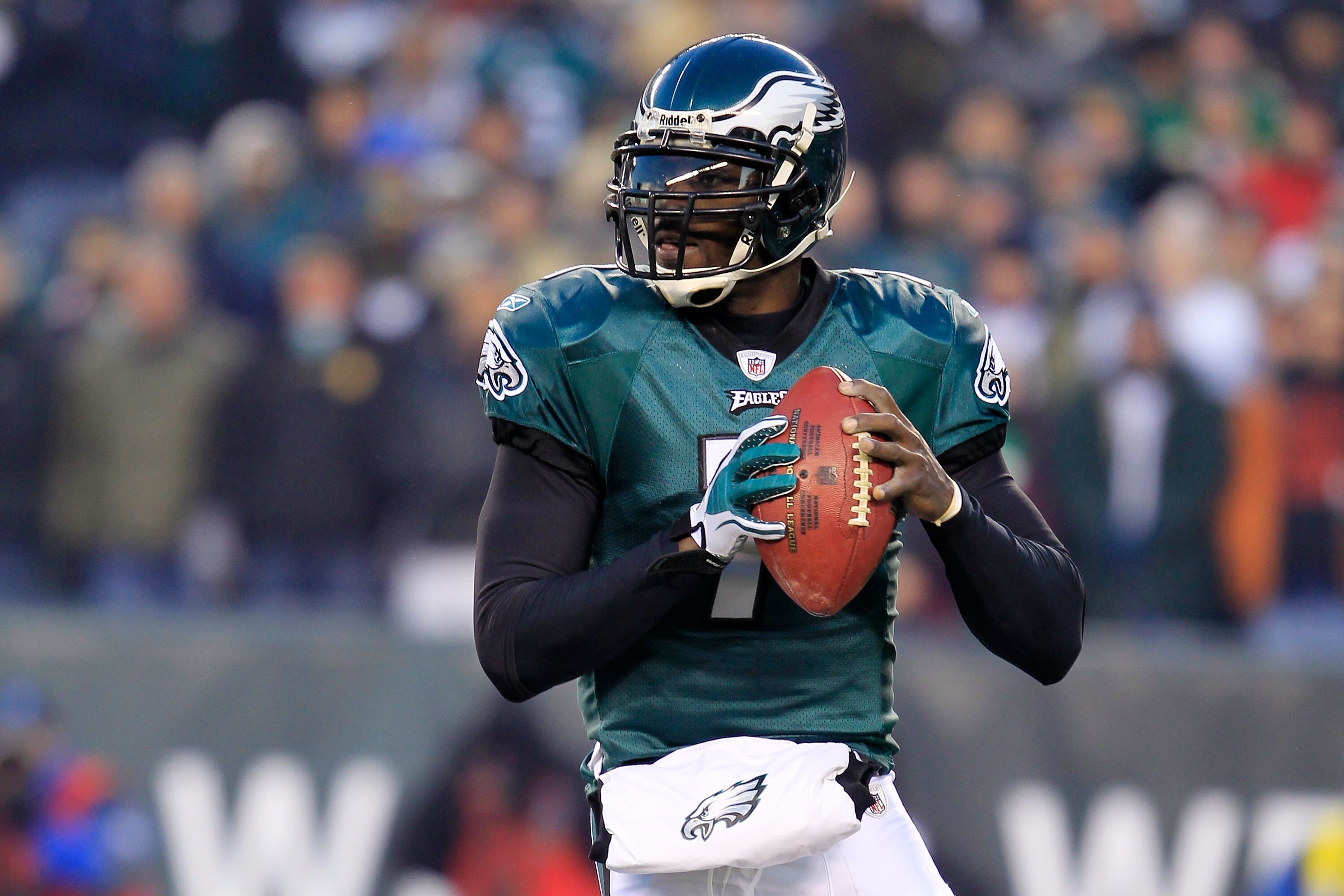 PHILADELPHIA, PA - JANUARY 09:  Michael Vick #7 of the Philadelphia Eagles drops back against the Green Bay Packers during the 2011 NFC wild card playoff game at Lincoln Financial Field on January 9, 2011 in Philadelphia, Pennsylvania.  (Photo by Chris Tr