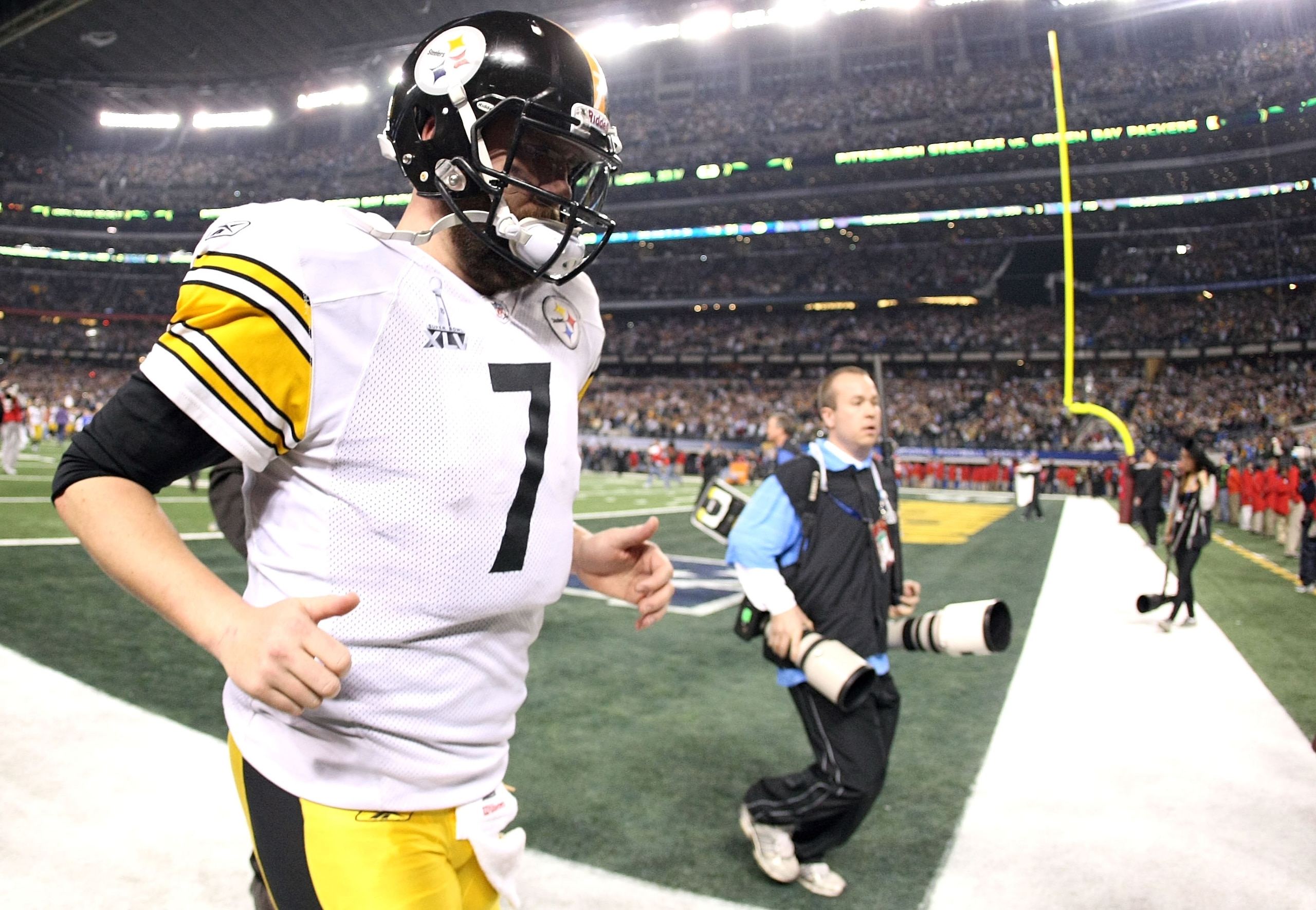 ARLINGTON, TX - FEBRUARY 06:  Ben Roethlisberger #7 of the Pittsburgh Steelers walks off the field after losing to the Green Bay Packers during Super Bowl XLV at Cowboys Stadium on February 6, 2011 in Arlington, Texas.  (Photo by Doug Pensinger/Getty Imag