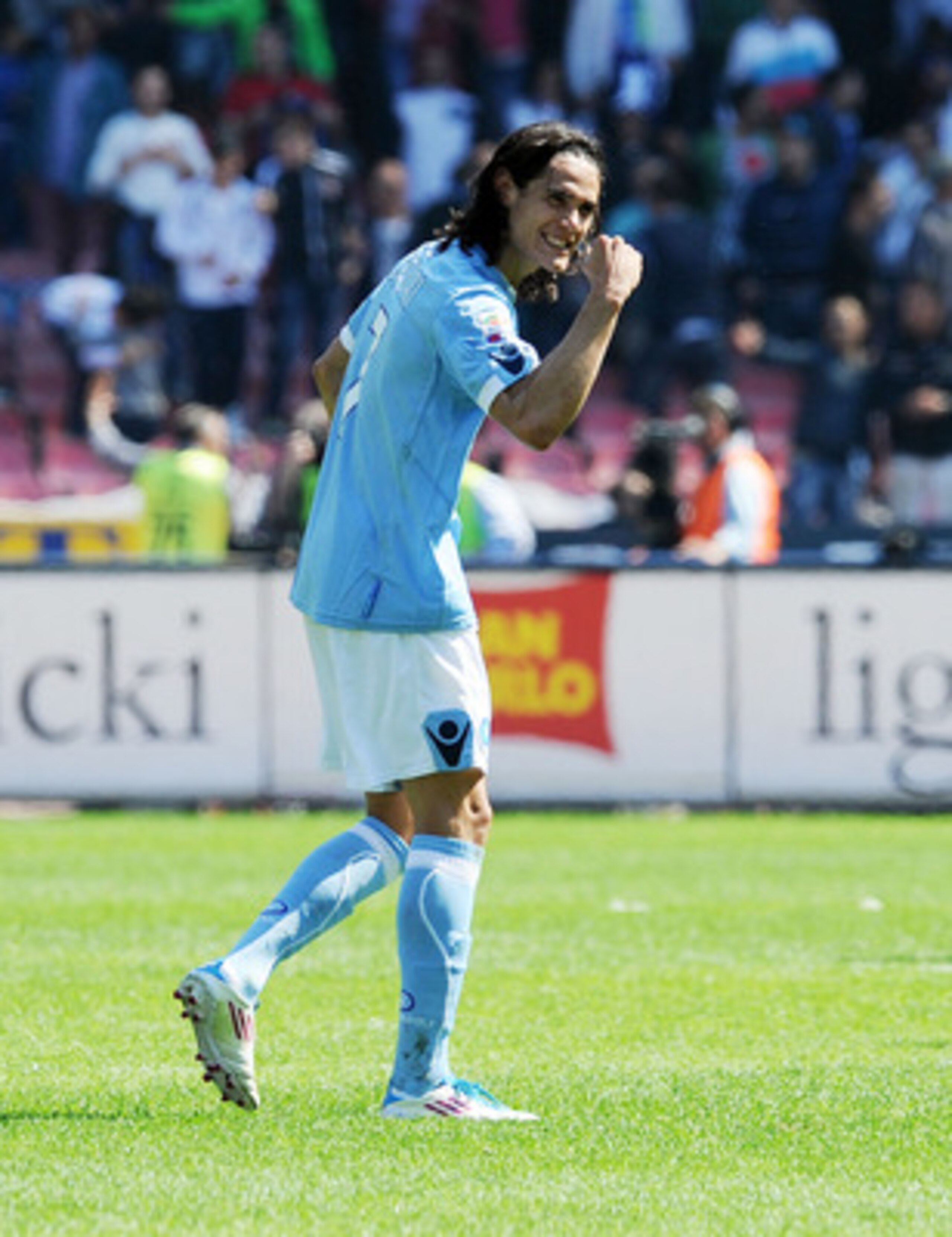 NAPLES, ITALY - APRIL 03:  Edinson Cavani of Napoli  celebrates after scoring the goal 4-3 during the Serie A match between SSC Napoli and SS Lazio at Stadio San Paolo on April 3, 2011 in Naples, Italy.  (Photo by Giuseppe Bellini/Getty Images)