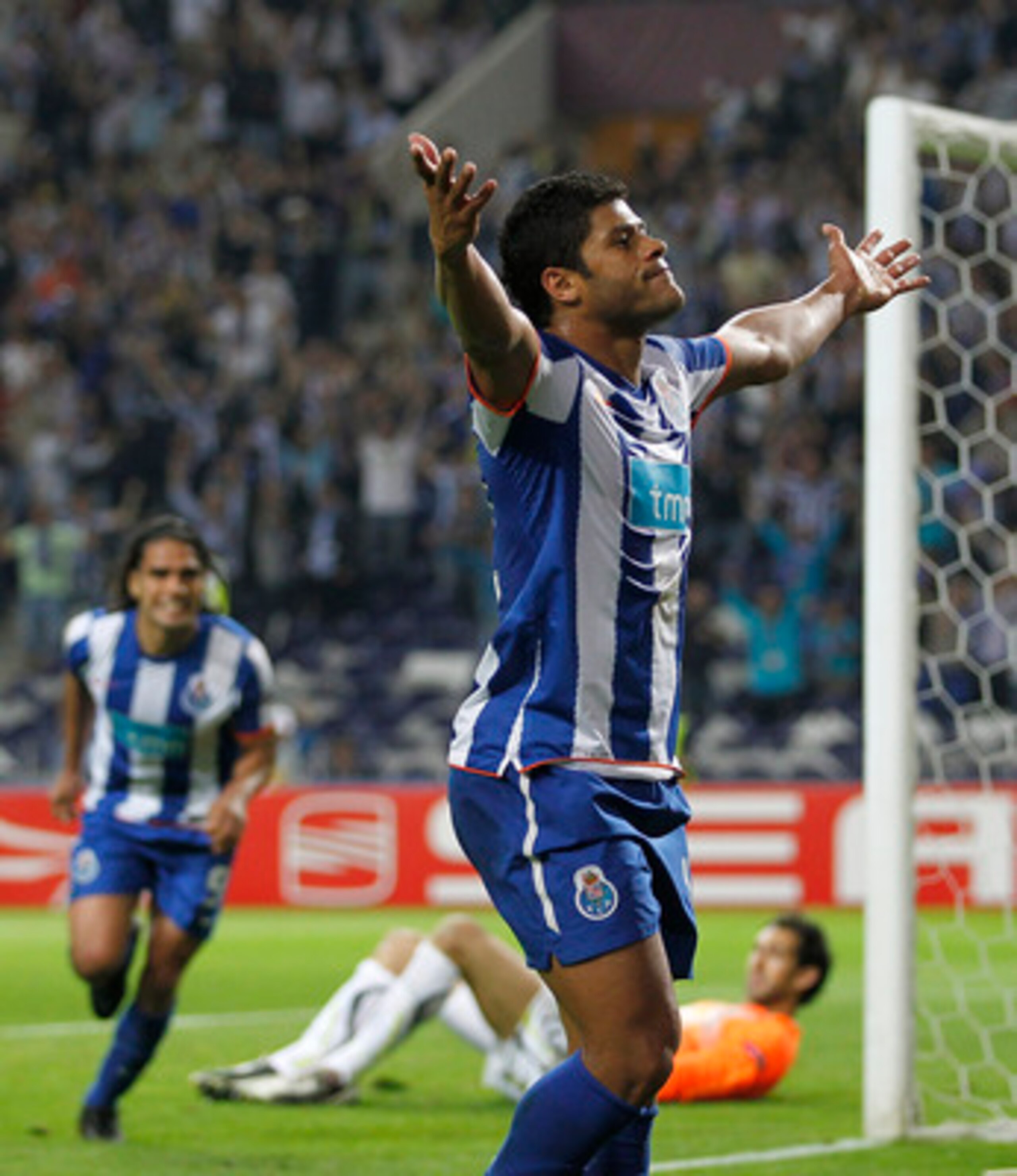 PORTO, PORTUGAL - APRIL 28:  Givalnildo Vieira 'Hulk' of FC Porto celebrates his side third goal during the UEFA Europa League semi final first leg match between FC Porto and Villarreal at Estadio do Dragao on April 28, 2011 in Porto, Portugal.  (Photo by