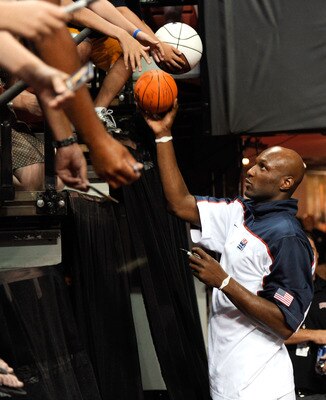 LAS VEGAS - JULY 24:  Lamar Odom #14 of the 2010 USA Basketball Men's National Team signs autographs for fans before a USA Basketball showcase at the Thomas & Mack Center July 24, 2010 in Las Vegas, Nevada.  (Photo by Ethan Miller/Getty Images)