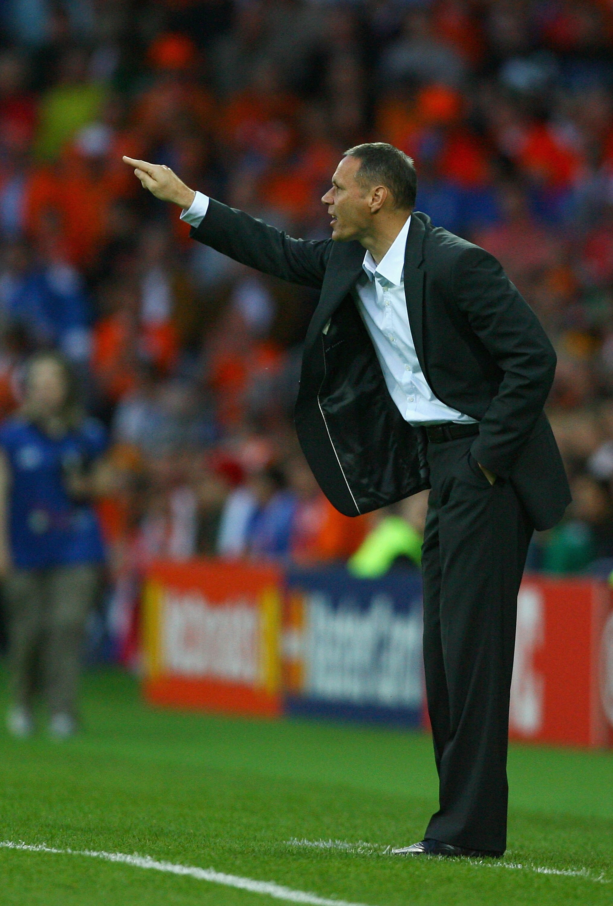 BERNE, SWITZERLAND - JUNE 09: Marco van Basten, head coach of Netherlands gestures during the Euro 2008 Group C match between Netherlands and Italy at Stade de Suisse Wankdorf on June 9, 2008 in Berne, Switzerland. (Photo by Alex Livesey/Getty Images) BERNE, SWITZERLAND - JUNE 09: Marco van Basten, head coach of Netherlands gestures during the Euro 2008 Group C match between Netherlands and Italy at Stade de Suisse Wankdorf on June 9, 2008 in Berne, Switzerland. (Photo by Alex Livesey/Getty Images)