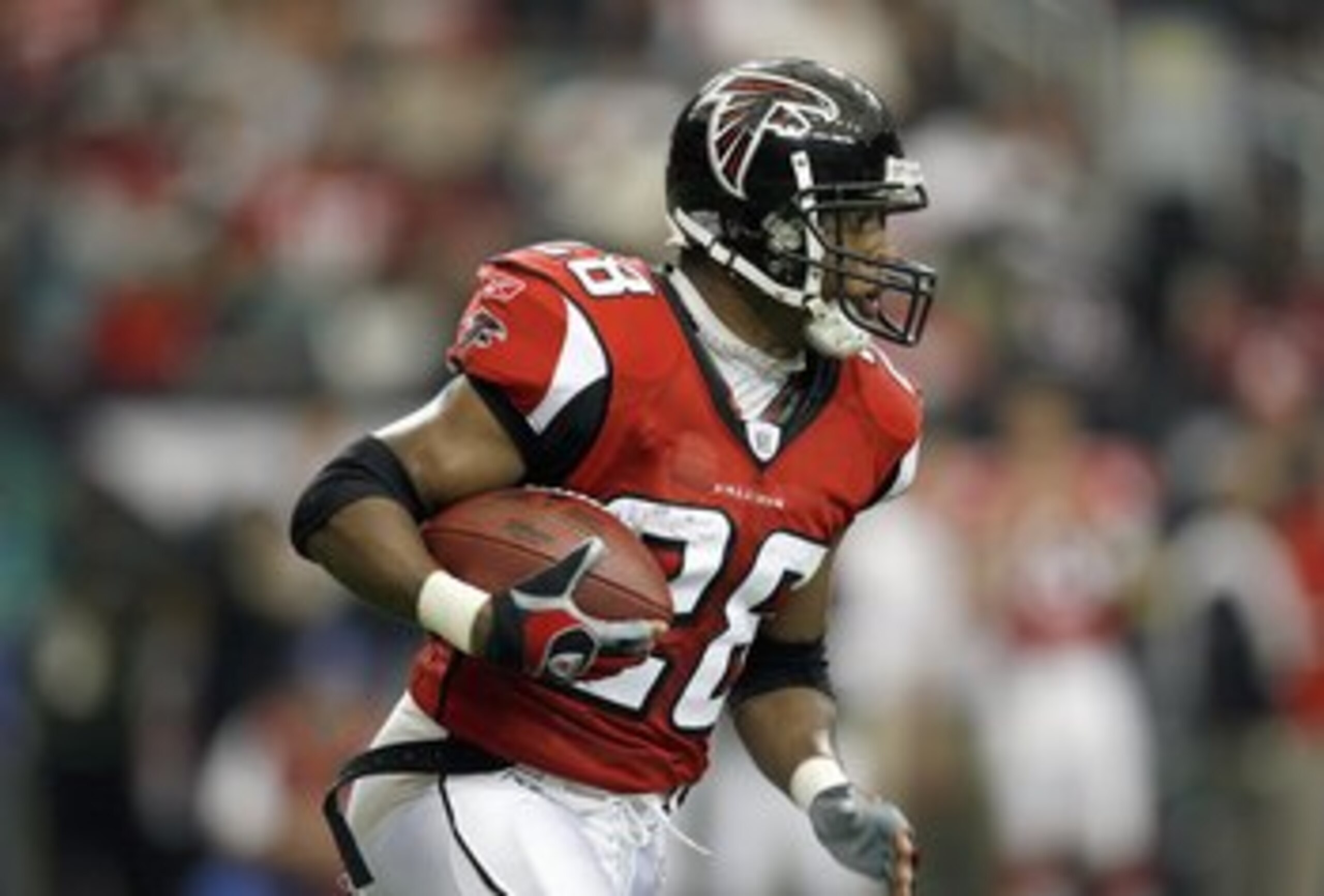 ATLANTA - NOVEMBER 18: Warrick Dunn #28 of the Atlanta Falcons carries the ball during the game against the Tampa Bay Buccaneers at Georgia Dome on November 18, 2007 in Atlanta, Georgia. Tampa Bay defeated Atlanta 31-7. (Photo by Kevin C. Cox/Getty Images