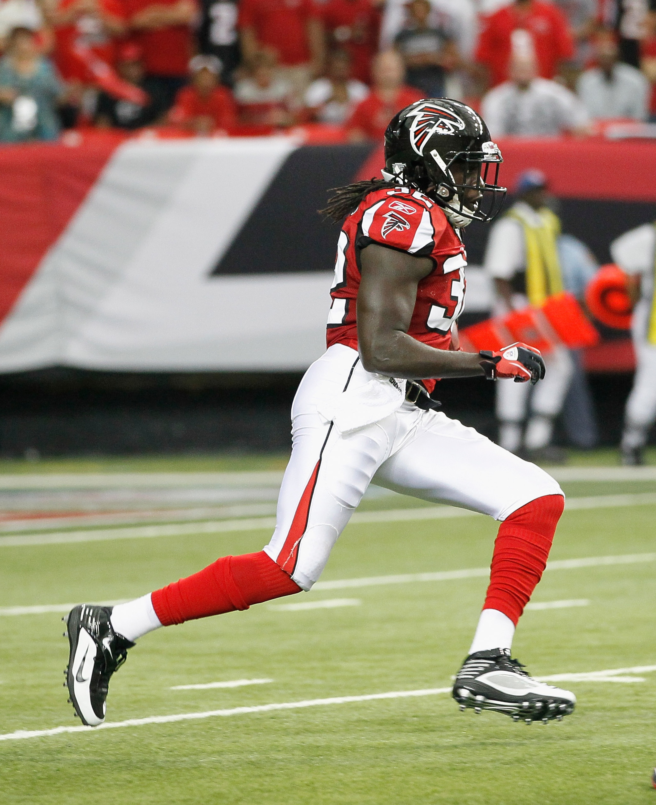 ATLANTA - SEPTEMBER 19: Jerious Norwood #32 of the Atlanta Falcons against the Arizona Cardinals at Georgia Dome on September 19, 2010 in Atlanta, Georgia. (Photo by Kevin C. Cox/Getty Images) ATLANTA - SEPTEMBER 19: Jerious Norwood #32 of the Atlanta Falcons against the Arizona Cardinals at Georgia Dome on September 19, 2010 in Atlanta, Georgia. (Photo by Kevin C. Cox/Getty Images)
