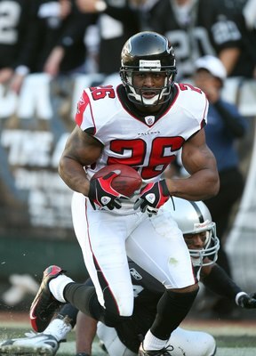 OAKLAND, CA - NOVEMBER 2:  Erik Coleman #26 of the Atlanta Falcons runs with the ball during the game against the Oakland Raiders on November 2, 2008 at the Oakland-Alameda County Coliseum in Oakland, California. The Falcons defeated the Raiders 24-0. (Ph