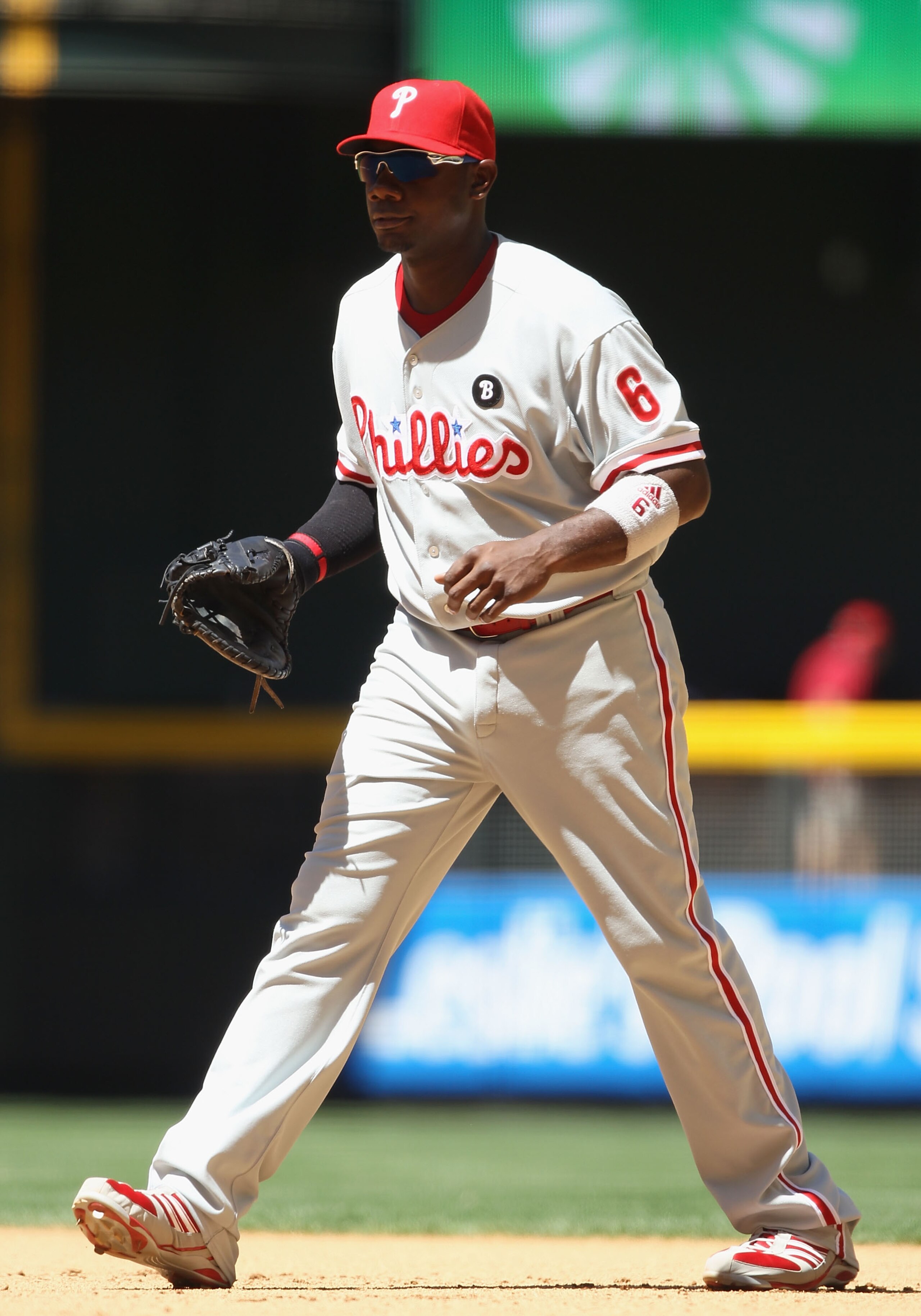 PHOENIX, AZ - APRIL 27:  Infielder Ryan Howard #6 of the Philadelphia Phillies in action during the Major League Baseball game against the Arizona Diamondbacks at Chase Field on April 27, 2011 in Phoenix, Arizona.  The Phillies defeated the Diamondbacks 8