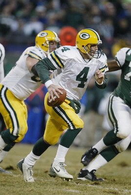 EAST RUTHERFORD, NJ - DECEMBER 29:  Quarterback Brett Favre #4 of the Green Bay Packers scrambles for yards during the NFL game against the New York Jets at Giants Stadium on December 29, 2002 in East Rutherford, New Jersey. The Jets won 42-17.  (Photo by