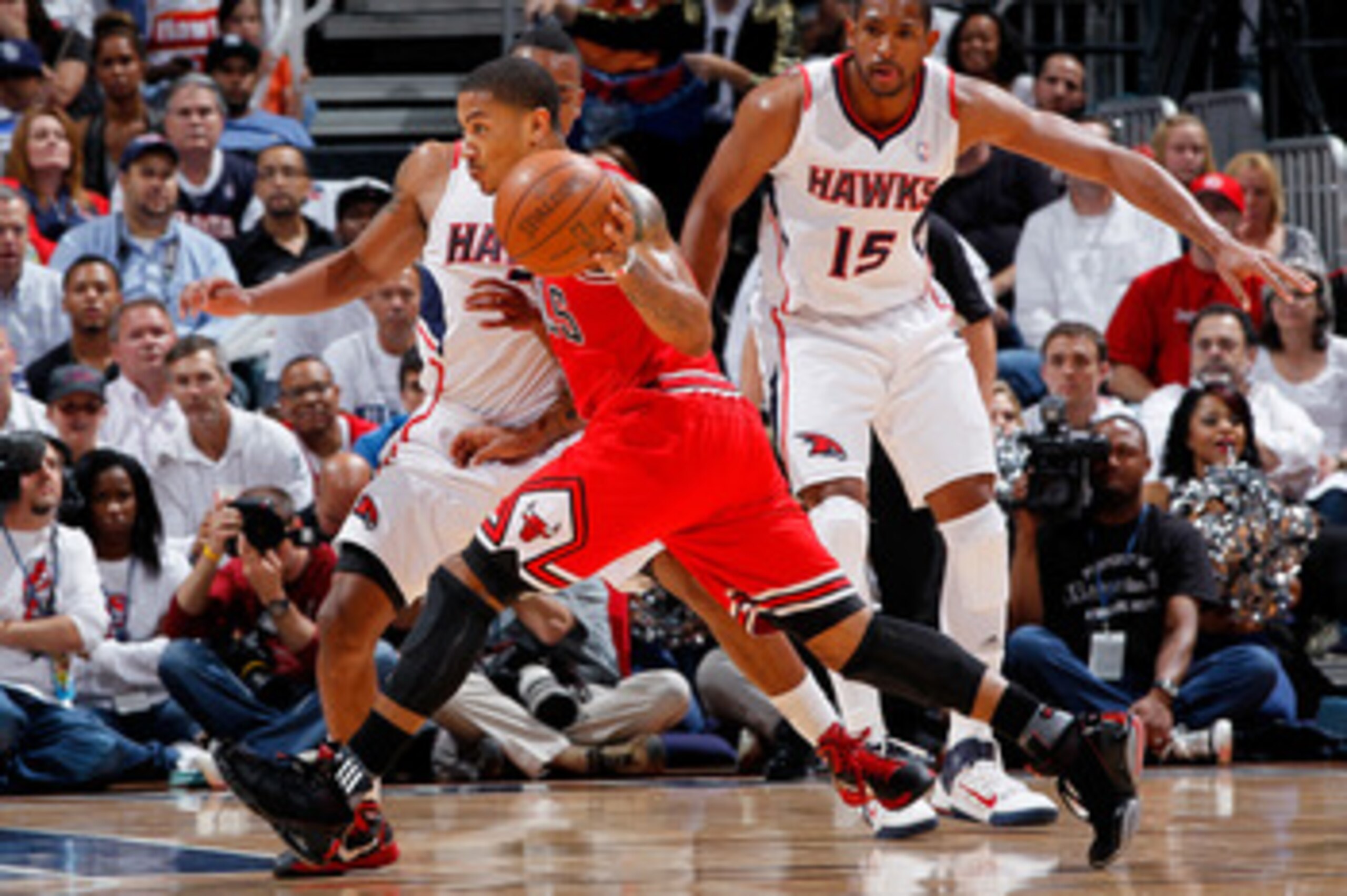 ATLANTA, GA - MAY 06:  Derrick Rose #1 of the Chicago Bulls drives against Jeff Teague #0 of the Atlanta Hawks in Game Three of the Eastern Conference Semifinals in the 2011 NBA Playoffs at Phillips Arena on May 6, 2011 in Atlanta, Georgia.  NOTE TO USER: