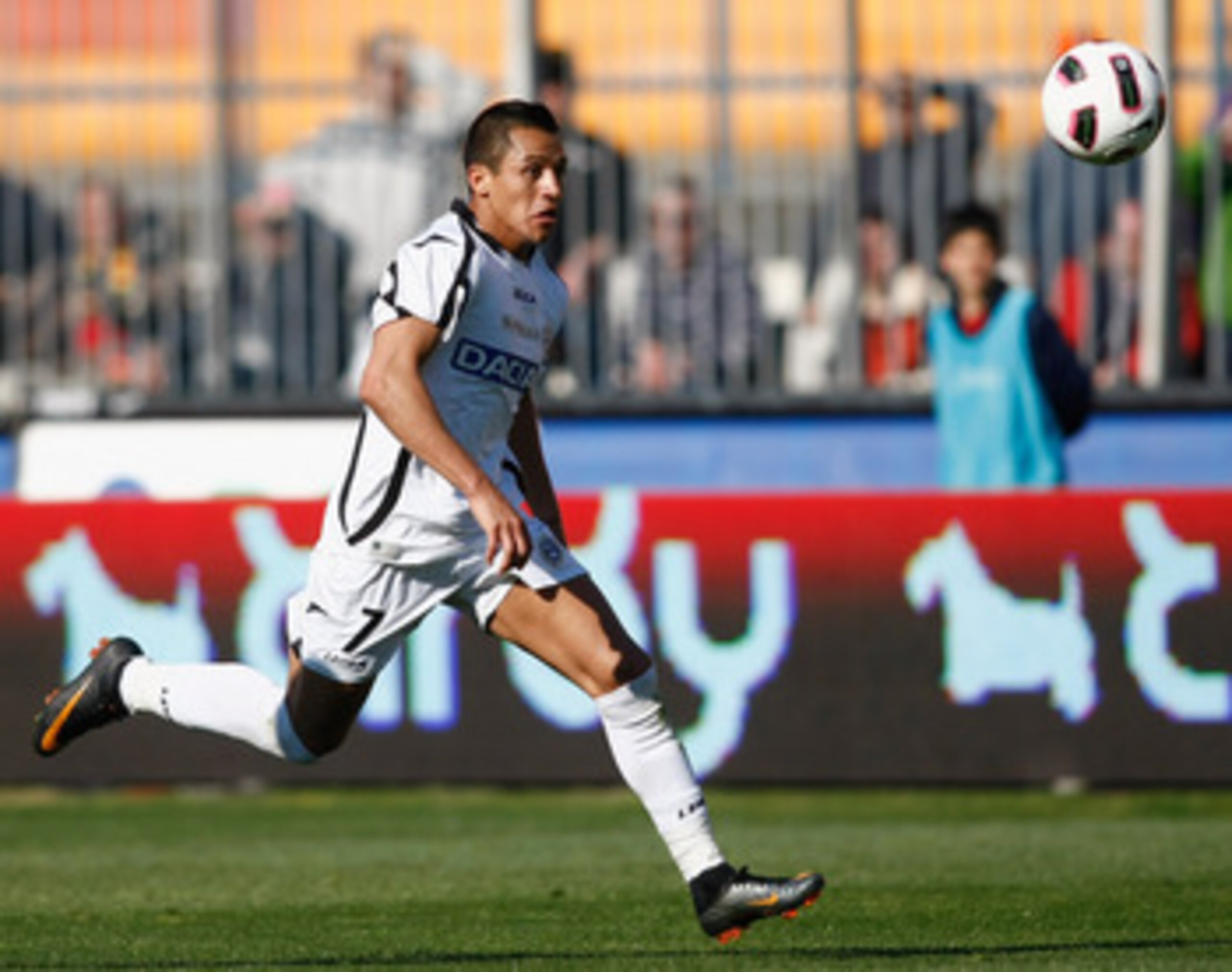LECCE, ITALY - APRIL 03:  Alexis Sanchez of Udinese during the Serie A match between US Lecce and Udinese Calcio at Stadio Via del Mare on April 3, 2011 in Lecce, Italy.  (Photo by Maurizio Lagana/Getty Images)
