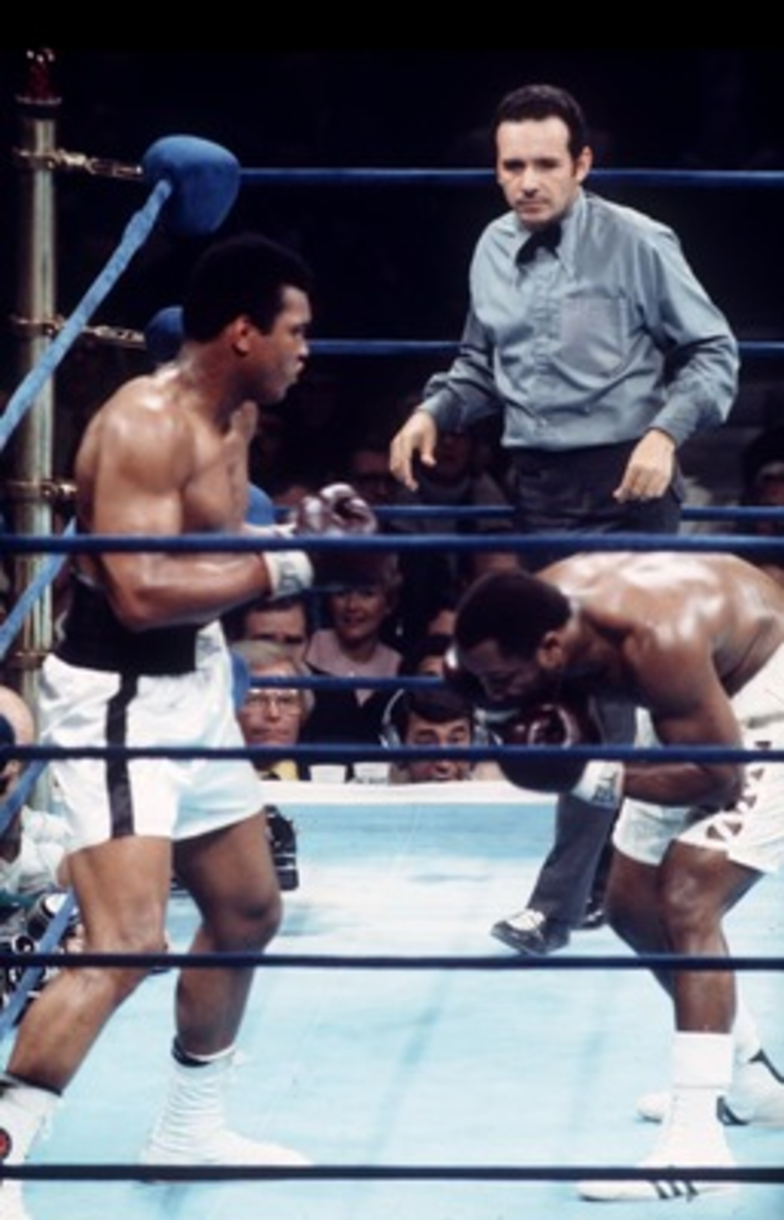 1974:  MUHAMMAD ALI OUTPOINTS JOE FRAZIER IN NEW YORK. Mandatory Credit: Allsport UK/ALLSPORT