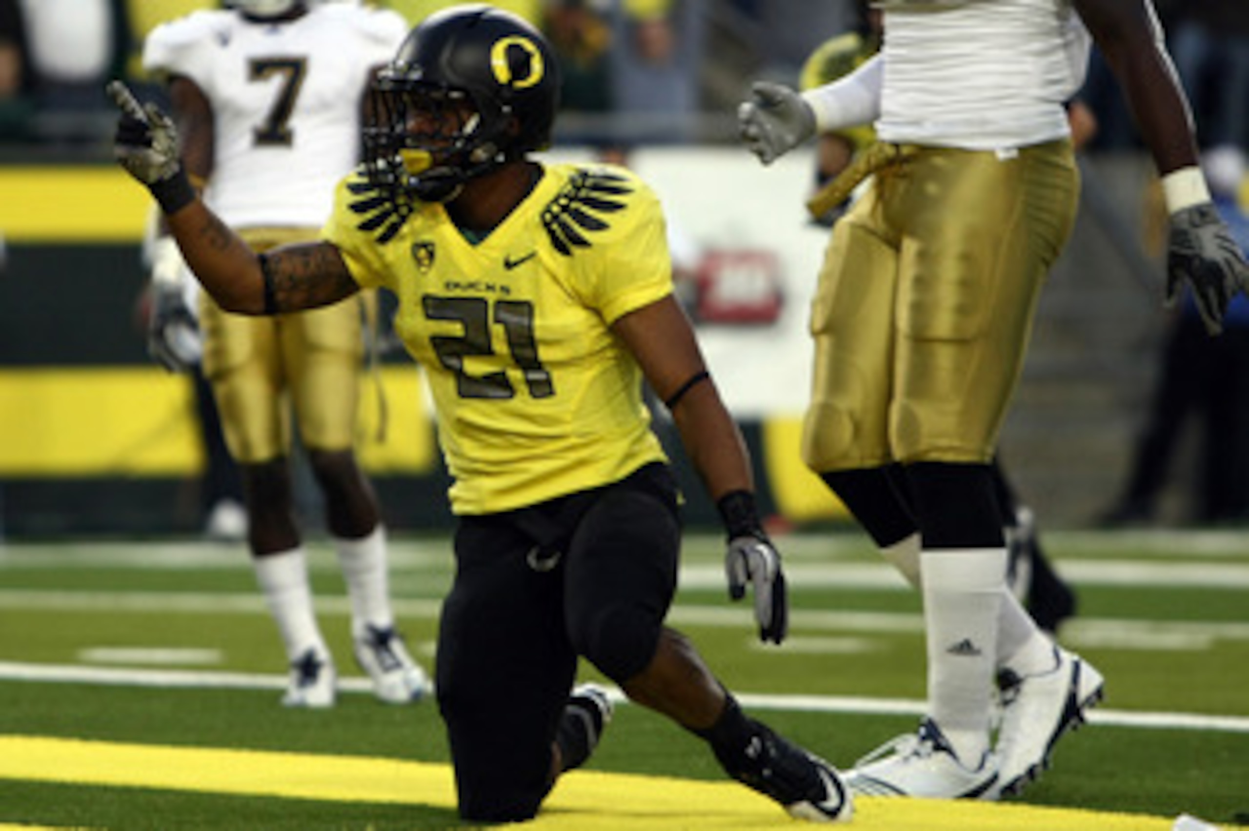 EUGENE, OR - OCTOBER 21:  LaMichael James #21 of the Oregon Ducks ceelebrates scoring a touchdown in the 1st quarter against the UCLA Bruins on October 21, 2010 at the Autzen Stadium in Eugene, Oregon.  (Photo by Jonathan Ferrey/Getty Images)