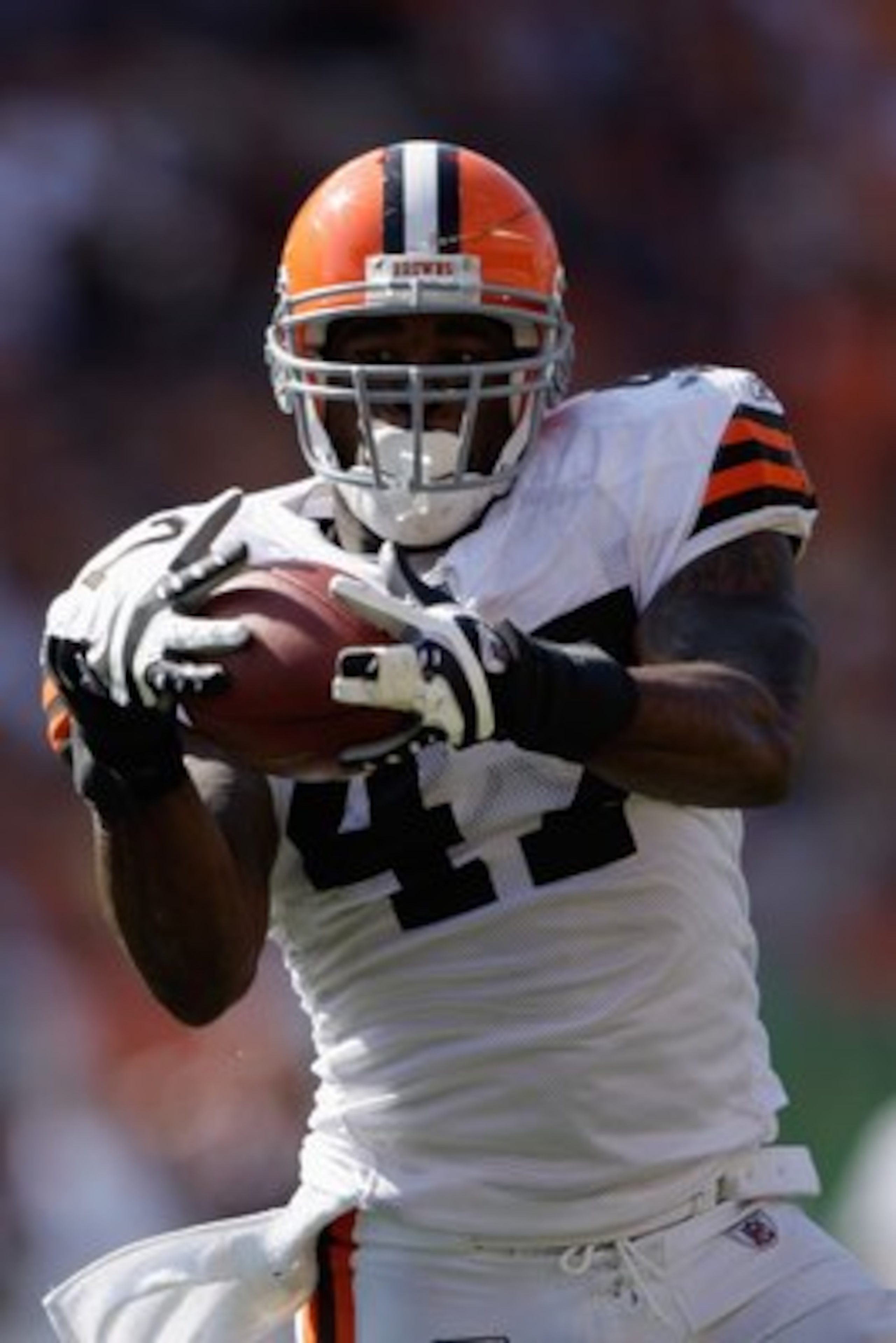 CINCINNATI - SEPTEMBER 28:  Lawrence Vickers #47 of the Cleveland Browns catches a pass during the game against the Cincinnati Bengals on September 28, 2008 at Paul Brown Stadium in Cincinnati, Ohio. (Photo by Andy Lyons/Getty Images)