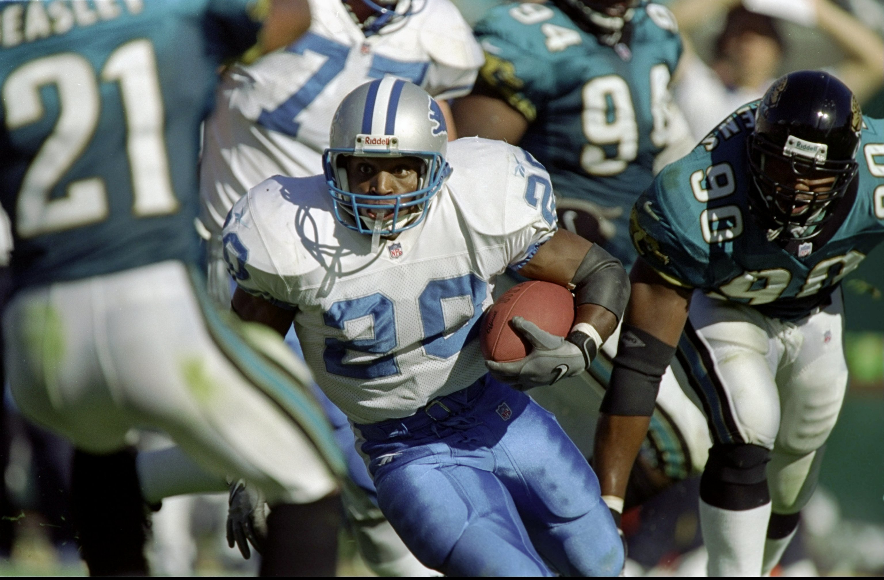 6 Dec 1998: Barry Sanders #20 of the Detroit Lions runs with the ball during the game against the Jacksonville Jaguars at Alltel Stadium in Jacksonville, Florida. The Jaguars defeated the Lions 37-22. Mandatory Credit: Eliot J. Schechter  /Allsport