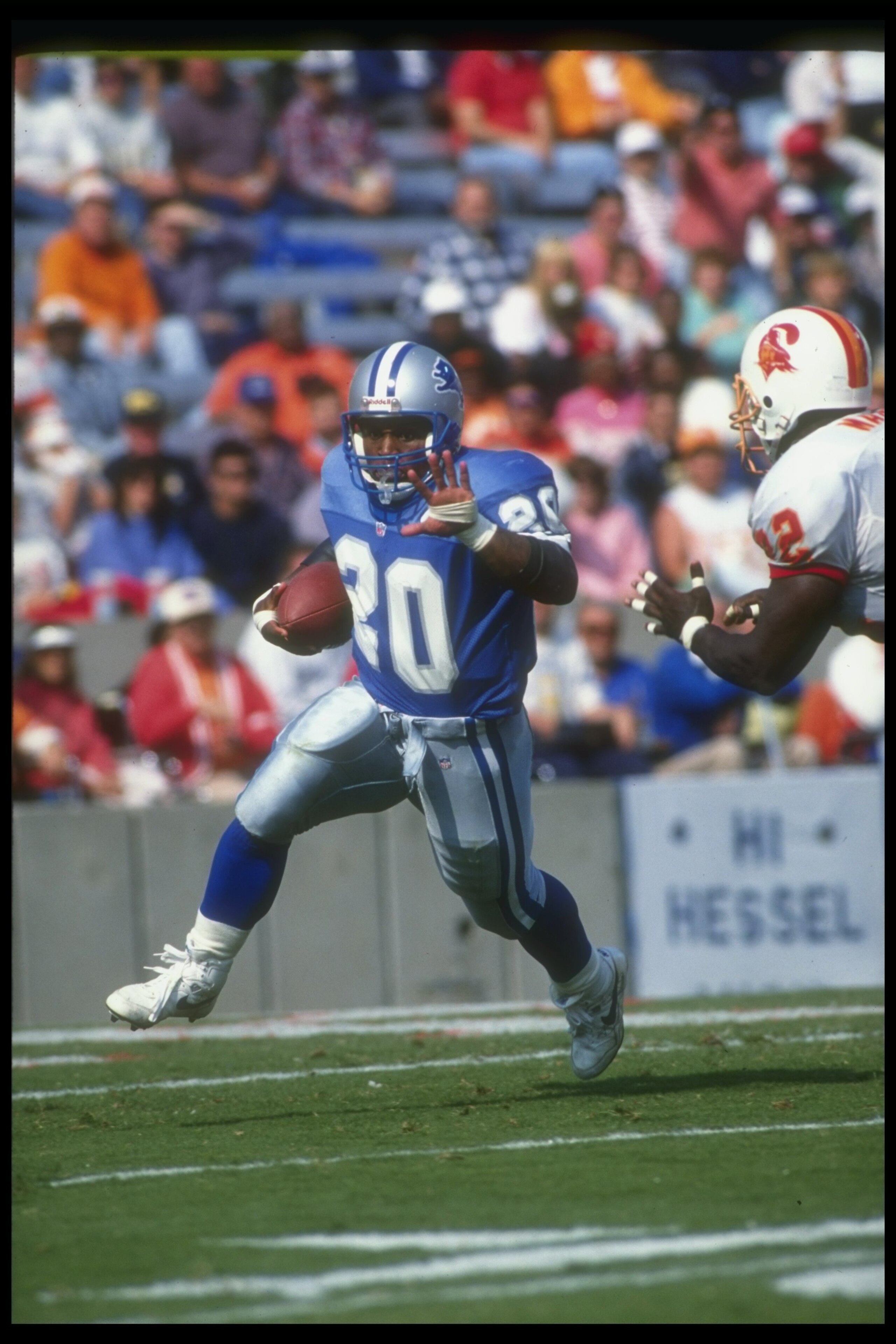 10 Nov 1991: Running back Barry Sanders of the Detroit Lions moves the ball during a game against the Tampa Bay Buccaneers at Tampa Stadium in Tampa, Florida. The Buccaneers won the game, 30-21.